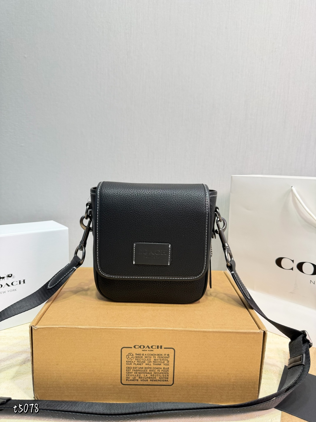 P240 Folding Box | Coach Lucas Series Camera Bag | Coach Lucas Series Camera Bag, Simple And High-quality It’s Perfect For Daily Commuting And Leisure, And It Can Easily Hold Your Mobile Phone Keys. Adjustable Shoulder Strap, One-shoulder And Cross-body Wear At Will, Suitable For Both Men And Women. It Is Low-key And Versatile, Practical And Fashionable. Size 17.19