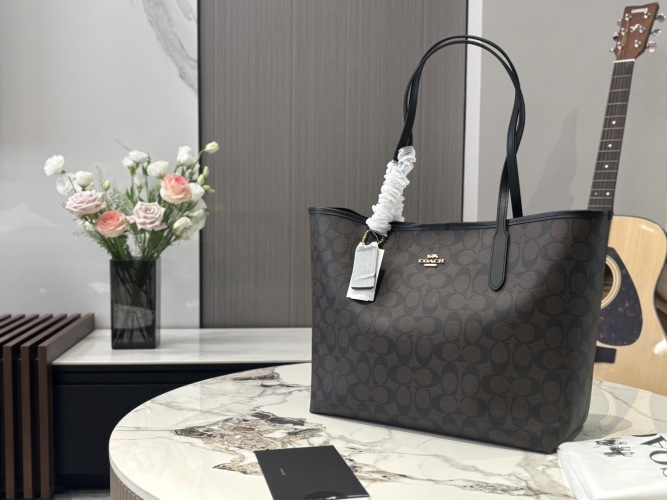 Coach City Tote Bag - Classic Logo, Versatile Design, Dimensions 35*27cm 1 Coach City Tote Bag - Classic Logo, Versatile Design, Dimensions 35*27cm