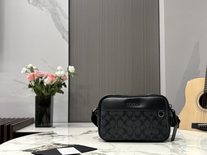 Coach Camera Bag: Stylish and Versatile Crossbody Bag for Men, 23*15cm 1 Coach Camera Bag: Stylish and Versatile Crossbody Bag for Men, 23*15cm