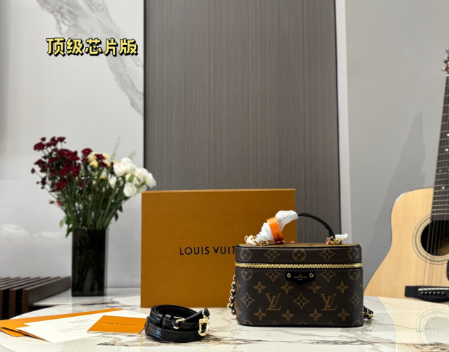 Louis Vuitton Vanity Chain Pouch: Iconic Monogram, Compact & Chic 1 Louis Vuitton Vanity Chain Pouch: Iconic Monogram, Compact & Chic