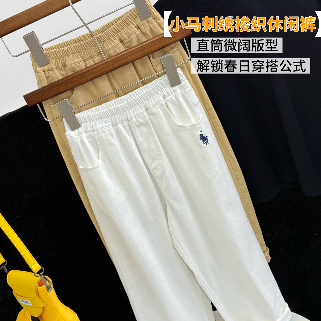 跑量79.9@一条130-170 ‼️不挑身材的儿童衣橱C位，轻松拿捏韩系松弛感！ 春天就爱这种舒服又好看的裤子！ 面料软乎乎的，孩子穿一整天都不喊闷， 两个颜色都入了，白的干净、卡其洋气， 闭眼入不踩雷的童装刚需款‼️