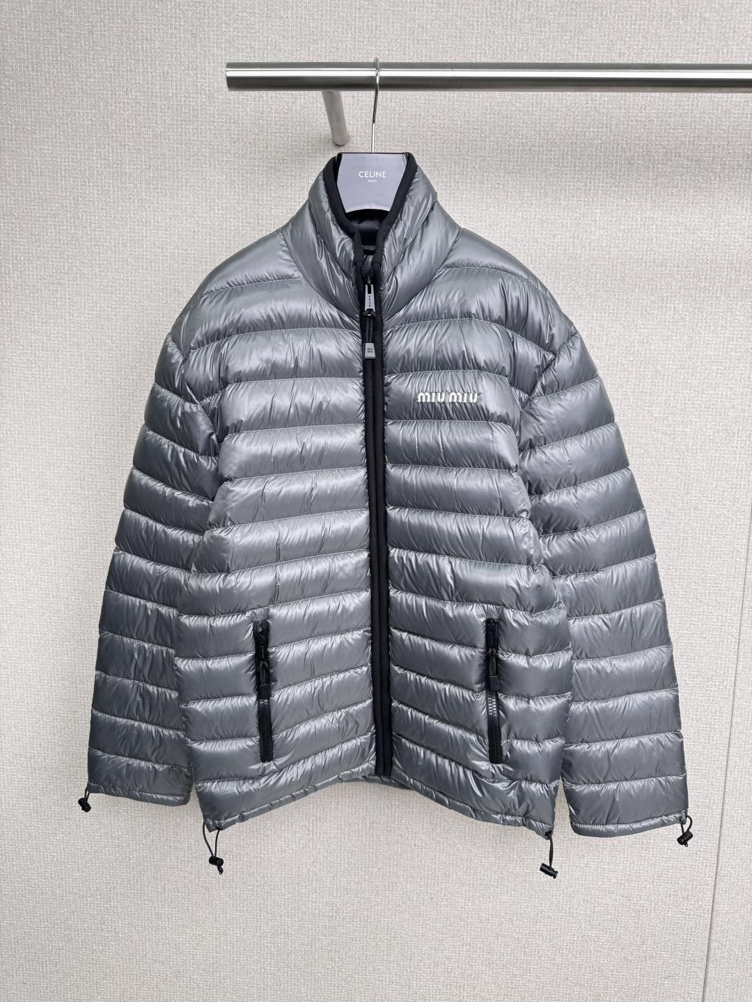 NO:563823,MiuMiu's new autumn and winter zippered lightweight down jacket with dust bag. Early winter is coming, are your thermal equipment in place?  A lightweight down is the right way to wear it in winter. It is thin and warm, portable and easy to take care of. The lightweight down portable vest is thin and warm, and it is not bulky when worn as a layer. The lightweight down portable long vest has a long design that doubles the warmth. You can control the temperature and style freely. The lightweight down is portable.  Collarless jacket, lightweight, warm and easy to carry. It can be put on and taken off at any time. It will accompany you comfortably through the winter. As the temperature is getting lower, start a warm and comfortable day with lightweight down. Size SML (bright version),,miumiu,jackets & coats,down jacket,alexander wang19860909配防尘袋MiuMiu秋冬新款拉链轻便羽绒服,初冬即将来临,你的保暖装备就位了吗？一件轻量羽绒才是入冬的正确打开方式,轻薄又保暖,便携好打理,轻量羽绒便携式 背心,轻薄又保暖,做内搭叠穿也不臃肿,轻量羽绒便携式 长款背心,长款设计温暖加倍,自在掌握温度与风度,轻量羽绒便携式 无领夹克,轻盈保暖易便携,时刻穿脱自如,陪你舒适过冬,气温日渐降低,和轻量羽绒一起开启温暖舒适的每一天吧. 码数SML（亮光版本）,,miumiu,jackets & coats,down jacket,alexander wang,Women's clothing