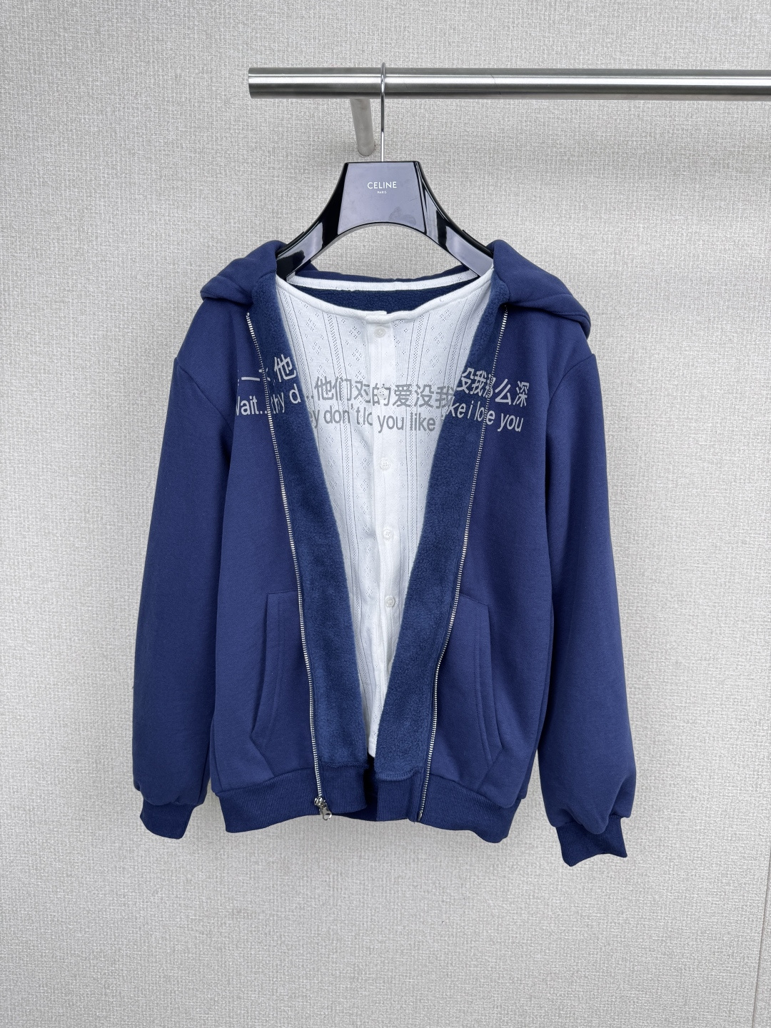 NO:576621,PRAYING HYBRID HOODIE Navy blue sweatshirt, fake two-piece design + zipper cardigan, soft cotton fabric, comfortable and warm to wear, with 'Wait a minute...they don't love you as deep as me' printed on the front. It is super personalized and can be easily worn in daily casual and street style. It looks great with T-shirts or sweatpants. PRAYING is a niche brand with unique design, deeply loved by young people and full of trend. Size SML  P,,prada,hoodie,sweatshirts,tees,t-shirt,alexander wang19860909PRAYING HYBRID HOODIE海军蓝卫衣,假两件设计+拉链开衫,柔软棉质面料,穿着舒适又保暖,正面印有“等一下……他们对你的爱没我那么深”,超有个性,日常休闲、街头风都能轻松驾驭,搭配T恤或运动裤都很出彩,PRAYING小众品牌,设计独特,深受年轻人喜爱,潮流感满满. 码数SML P,,prada,hoodie,sweatshirts,tees，t-shirt,alexander wang,Women's clothing