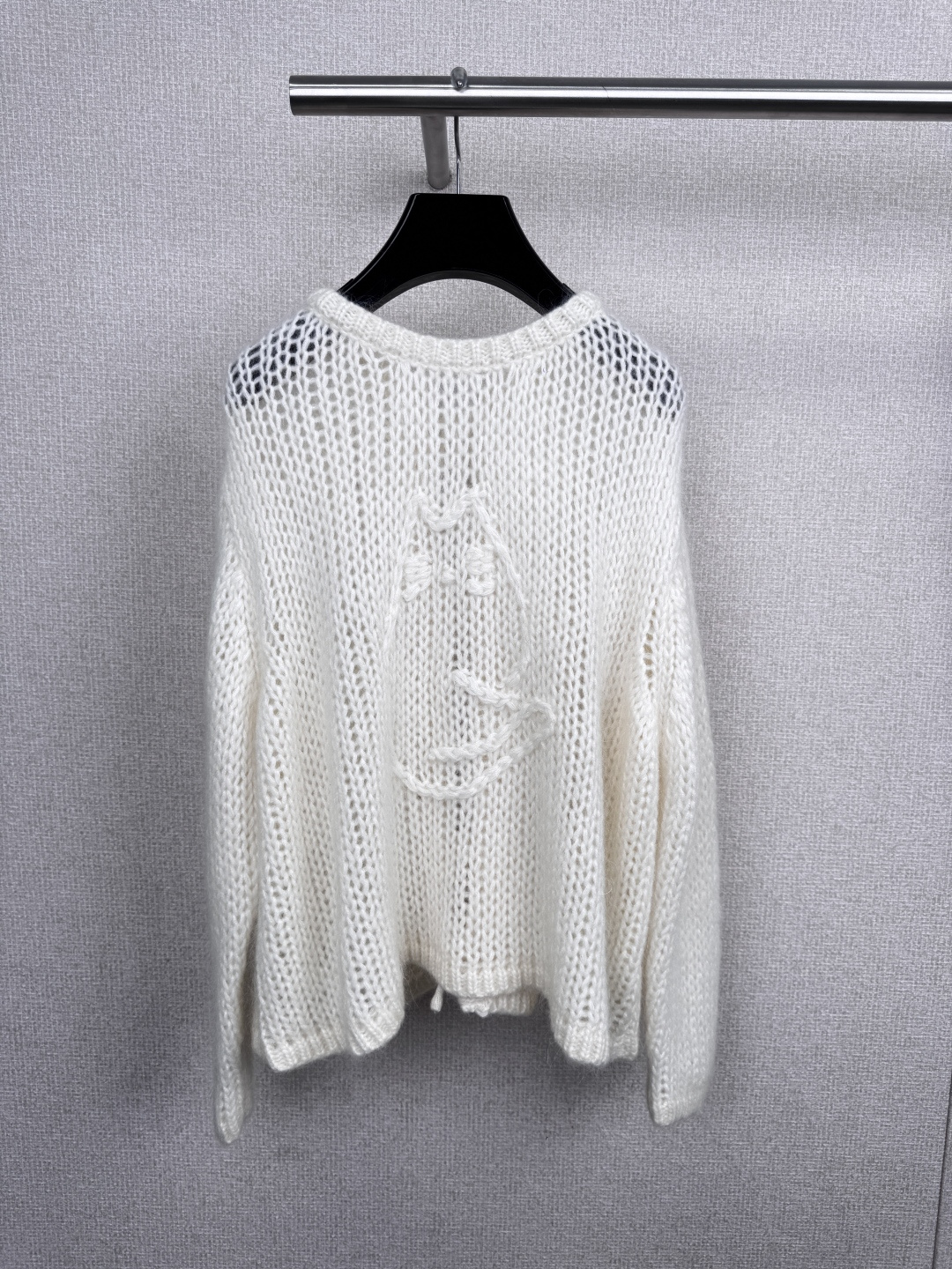 NO:576624,Short Sentence white cat knitted sweater, this white cat knitted sweater is soft and waxy material + loose fit, full of lazy atmosphere, the cat pattern on the front is super cute, the hollow design is breathable and layered, just right for spring and autumn, can be worn as a reversible one, it goes well with overalls or skirts, it can be easily used in daily travel and casual scenes, it is a must-have and versatile item for autumn and winter wardrobes. Size SML, skirts, sweaters, alexander  wang19860909Short Sentence白色猫咪针织毛衣,这款白色猫咪针织毛衣,软糯材质+宽松版型,慵懒氛围感拉满,正面猫咪图案超可爱,镂空设计透气又有层次感,春秋穿刚刚好,正反两穿,搭配工装裤或半裙都很出彩,日常出行、休闲场景都能轻松驾驭,是秋冬衣橱必备百搭单品. 码数SML,,skirts,sweaters,alexander wang,Women's clothing