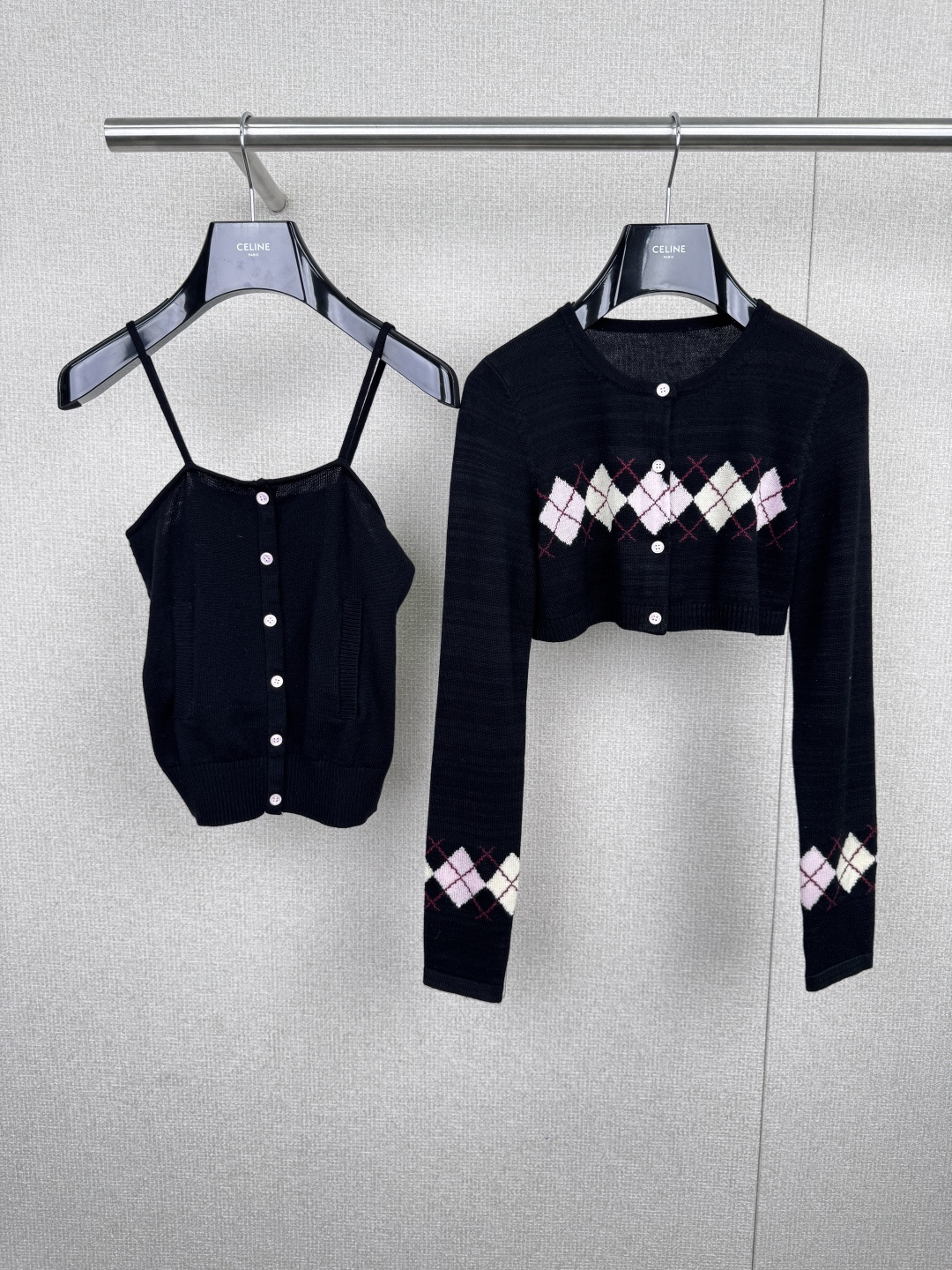 NO:576630,Cardigan suspenders Rarely  Alike's new fall two-piece rhombus cardigan and suspender set. This rhombus cardigan and suspender two-piece set has a contrasting color design with a retro feel. The knitted fabric is soft and breathable. It's just right for early autumn. The cardigan + suspender can be matched separately for maximum utilization.  The ultra-tall, slim-fitting short version raises the waistline to make you look taller and slimmer. The rhombus pattern element is fashionable and versatile. It goes well with jeans and short skirts. It can be worn for commuting and leisure. You can switch between sweet and cool style or French retro style at will. It is a must-have item for your autumn and winter wardrobe.  Code number SML,,skirts,jeans,alexander wang19860909开衫 吊带Rarely Alike秋季新款菱格纹开衫吊带两件套,这款菱格纹开衫吊带两件套,撞色设计超有复古感,针织面料柔软透气,早秋穿刚刚好,开衫+吊带可分开搭配,利用率超高,修身短款版型拉高腰线,显高显瘦,菱格纹元素时髦又百搭,配牛仔裤、短裙都很出彩,通勤休闲都能穿,甜酷风or法式复古随心切换,是秋冬衣橱必备单品. 码数SML,,skirts,jeans,alexander wang,Women's clothing