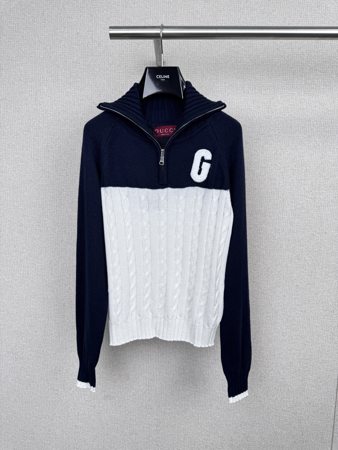 NO:577052,Gucci2025 new autumn and winter twist knitting splicing thick knit sweater, this sweater adopts black and white splicing design, twist knitting + thick knitting, retro and casual!  The zipper is super convenient to open and close. The 'G' letter is embellished on the chest. It is full of college style and the material is soft. It is very comfortable to wear in autumn and winter. It goes well with short skirts or jeans. It can be easily used for daily commuting and casual occasions. The thick needle design is warm and stylish. It is a must-have and versatile item for the autumn and winter wardrobe. Size SML, gucci, skirts, jeans, sweaters, alexander wang19860909Gucci2025秋冬新款麻花针织拼接粗针毛衣,这款毛衣采用黑白拼接设计,麻花针织+粗针针织,复古又休闲！拉链开合超方便,胸前“G”字母点缀,学院风满满,材质柔软,秋冬穿很舒服,搭配短裙或牛仔裤都很出彩,日常通勤、休闲场合都能轻松驾驭,粗针设计保暖又有型,是秋冬衣橱必备百搭单品. 码数SML,,gucci,skirts,jeans,sweaters,alexander wang,Women's clothing