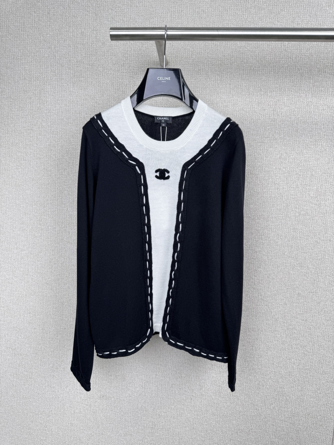 NO:577056,Chanel Xiaoxiang black and white color block knitted cardigan, this black and white color block knitted cardigan, classic black and white color + white thick stitching, simple and detailed, soft knitted fabric, super comfortable to wear in spring and autumn, goes well with dresses or high-waisted pants. The double C Logo on the chest is very recognizable, full of brand sense, medieval series, high collection value, suitable for sisters who like classic design, can be easily used for daily commuting or light formal occasions.  Code number SML,,chanel,skirts,alexander wang19860909Chanel小香黑白拼色针织开衫,这件黑白拼色针织开衫,经典黑白配色+白色粗缝线,简约又有细节感,柔软针织面料,春秋穿超舒服,搭配连衣裙或高腰裤都很出彩,胸前双C Logo超有辨识度,品牌感满满,中古系列,收藏价值高,适合喜欢经典设计的姐妹们,日常通勤或轻正式场合都能轻松驾驭哦. 码数SML,,chanel,skirts,alexander wang,Women's clothing