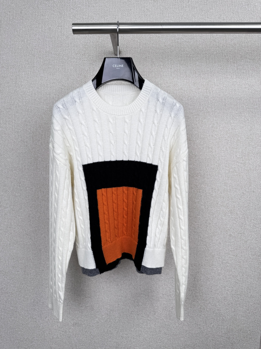 NO:576641,LOEWE 2025 autumn and winter series burgundy contrast sweater, inspired by artist Josef Albers, burgundy and blue square splicing, full of color layering, wool material is soft and warm, super comfortable to wear in autumn and winter!  The double-layer design on the waist makes you look slimmer, and looks great when paired with high-waisted pants or skirts. The knitted texture is delicate, retro and modern, and can be easily worn for commuting and leisure. It is one of the highlights of this season's show. Size SML, loewe, skirts, sweaters, alexander wang19860909LOEWE 2025秋冬系列酒红撞色毛衣,灵感来自艺术家Josef Albers,酒红与蓝色方块拼接,色彩层次感满满,羊毛材质柔软保暖,秋冬穿超舒服！腰部双层设计显瘦,搭配高腰裤或裙都很出彩,针织纹理细腻,复古又现代,通勤休闲都能轻松驾驭,是本季秀款亮点单品之一. 码数SML,,loewe,skirts,sweaters,alexander wang,Women's clothing