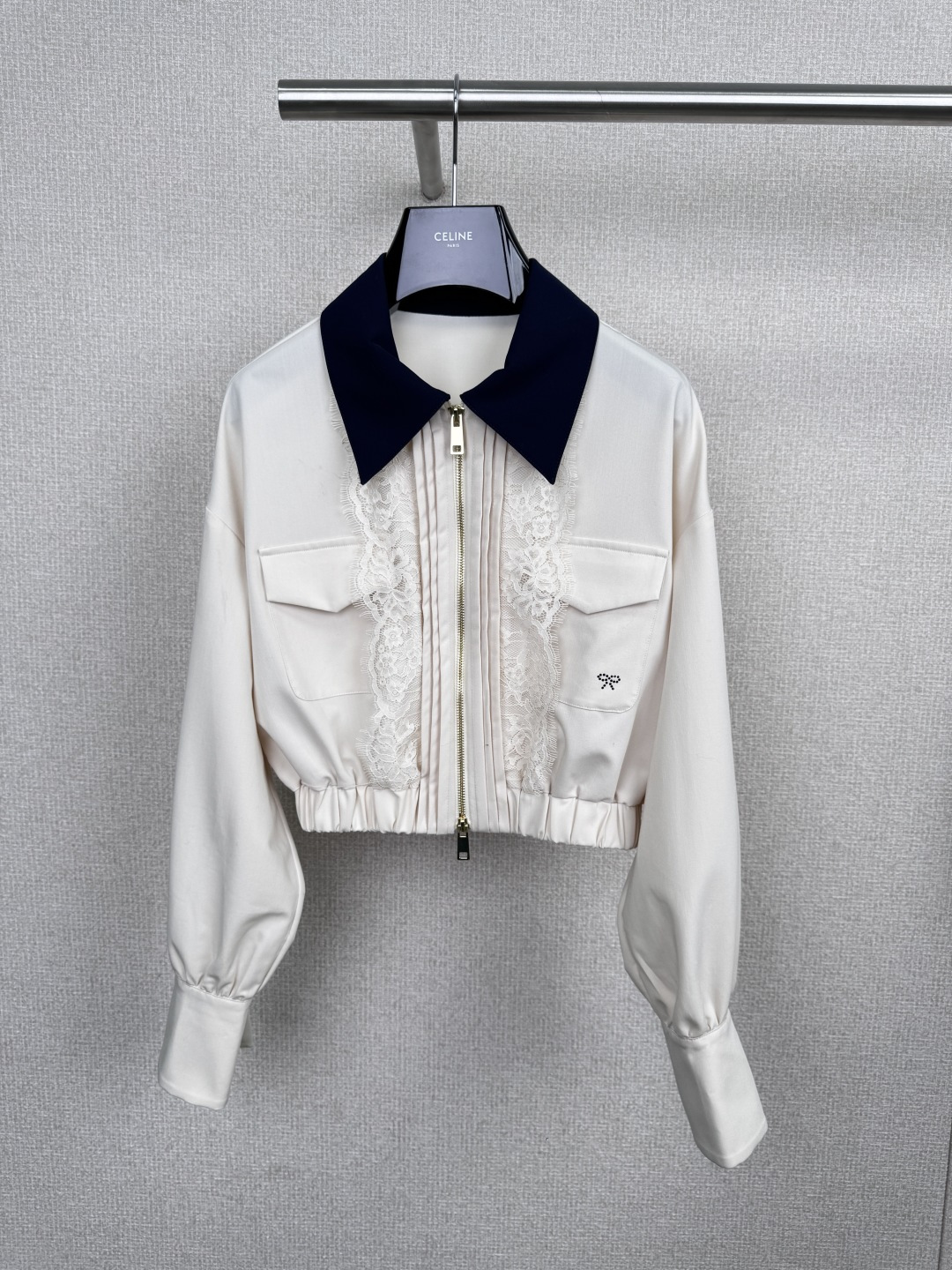 NO:576643,Self-Portrait early autumn lace splicing suit, early autumn series suit, light beige tone, including lapel zipper short jacket + pleated skirt, jacket contrast collar + lace splicing, full of details, neat and capable short cut, pleated skirt lace skirt, smart and elegant, black belt outlines the waistline, elegant and playful, soft and comfortable material, suitable for commuting and dating, sweet and cool college style, practical and design, easy to create a fashionable atmosphere. Size SML  on,,skirts,jackets & coats,alexander wang19860909Self-Portrait早秋蕾丝拼接套装,早秋系列套装,浅米杏色基调,包含翻领拉链短外套+百褶短裙,外套撞色领口+蕾丝拼接,细节满满,短款剪裁利落干练,百褶裙蕾丝裙摆,灵动飘逸,黑色腰带勾勒腰线,优雅又俏皮,材质柔软舒适,通勤约会都很适合,甜酷学院风,实用又有设计感,轻松打造时髦氛围感穿搭. 码数SML 上,,skirts,jackets & coats,alexander wang,Women's clothing