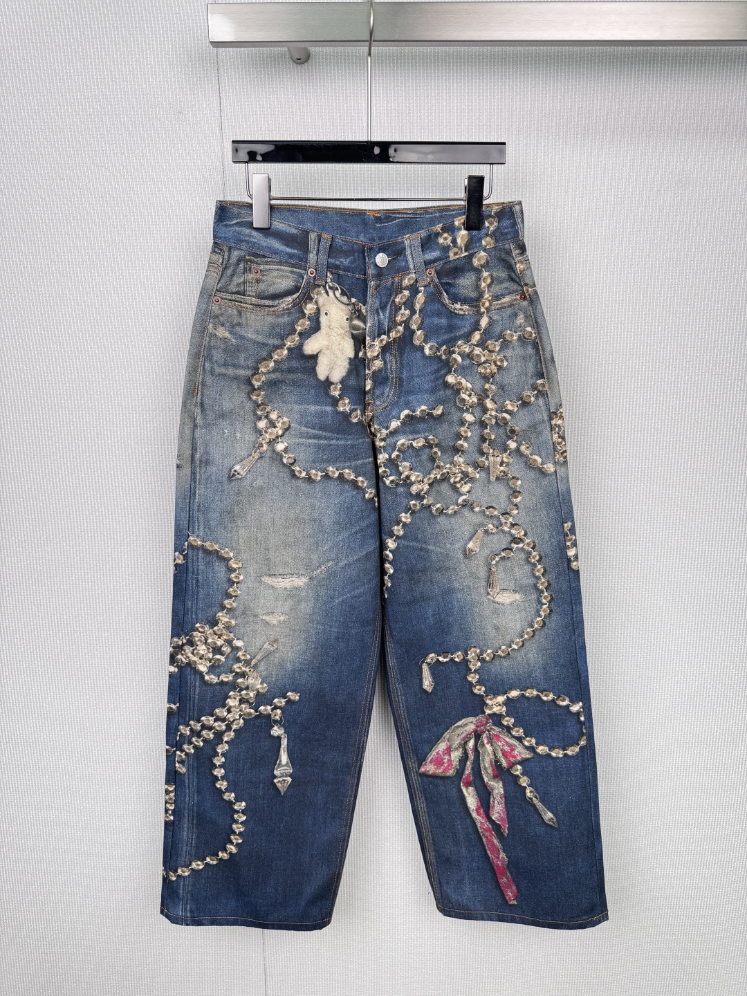 NO:577060,Acne Studios 1981 chain-printed jeans are made of soft denim, with distressed craftsmanship to create a retro blue tone. The trousers are 3D printed with chains, bows, bears and other elements, and are paired with crystal chains and three-dimensional decorations. They are full of fun and super personalized. The loose Petit version is suitable for a variety of body types. They are great for autumn and winter wear or street style. The brand's consistent avant-garde design, full of details, shows unique taste, and is a must-have for fashionistas. Size XSSM P,,acne  studios,dior,jeans,alexander wang19860909Acne Studios 1981链条印花牛仔裤,采用柔软牛仔布,做旧工艺打造复古蓝色调,裤身3D打印链条、蝴蝶结、小熊等元素,搭配水晶链条和立体装饰,趣味十足又超有个性,宽松Petit版型,适合多种身材,秋冬穿搭或炸街都很出彩,品牌一贯的先锋设计,细节满分,彰显独特品味,时髦精必入. 码数XSSM P,,acne studios,dior,jeans,alexander wang,Women's clothing
