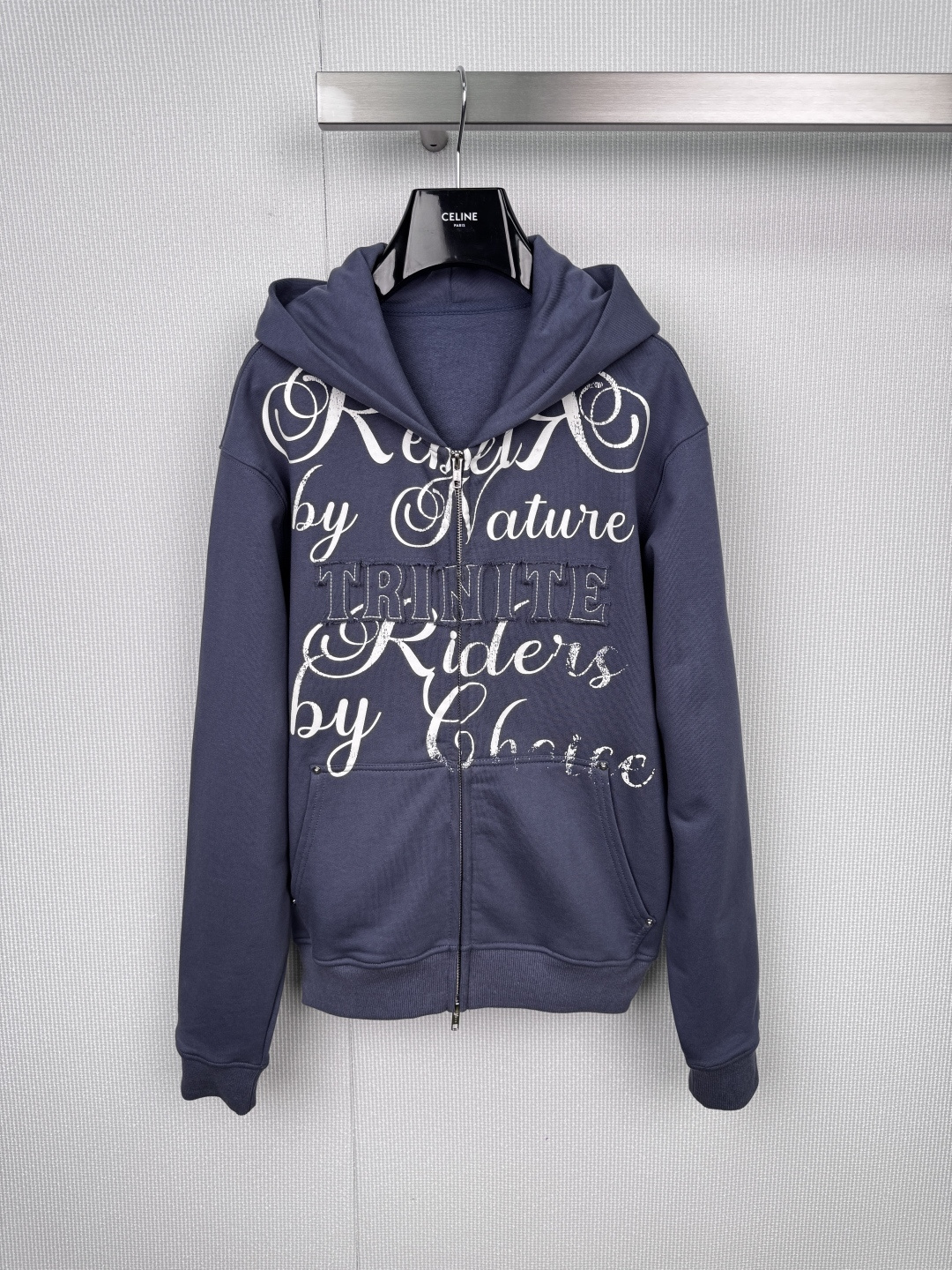 NO:577449,TRINITEstudio 2025 new autumn denim blue embroidered hooded sweatshirt, this denim blue embroidered hooded sweatshirt, loose fit + soft cotton, super comfortable to wear, 'Rena by Nature' and 'Riders by' on the front  Choice' embroidery, full of retro and old-fashioned feel, the details are super textured, the zipper design is easy to put on and take off, the hood is casual and practical, it is OK with jeans or sweatpants for daily use, and can be easily worn when going out and traveling in autumn and winter. It is a mid-to-high-end fashion item. Sisters who like texture and design should not miss it. Size SML, dior, hoodie, sweatshirts, jeans, hats, alexander wang19860909TRINITEstudio2025秋季新款 牛仔蓝刺绣连帽卫衣,这款牛仔蓝刺绣连帽卫衣,宽松版型+柔软棉质,穿着超舒适,正面“Rena by Nature”“Riders by Choice”刺绣,复古做旧感满满,细节超有质感,拉链设计方便穿脱,连帽休闲又实用,日常搭配牛仔裤或运动裤都很OK,秋冬出街、旅行都能轻松驾驭,属于中高端时尚单品,喜欢质感和设计感的姐妹别错过. 码数SML,,dior,hoodie,sweatshirts,jeans,hats,alexander wang,Women's clothing