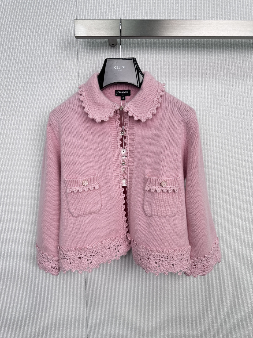 NO:588435,CHANEL's 2025 new autumn knitted lace lapel cardigan meets soft pink rhyme and interprets classics with gentle brushwork. This CHANEL pink knitted cardigan perfectly blends the brand's exquisite elegance with the girl's romantic feelings.  Fitted with ingenious details, it outlines an elegant silhouette. It uses high-quality soft pastel colors, like spring morning glow, to bring out a gentle complexion and exude a quiet and charming feminine charm. The neckline, cuffs and hem are decorated with transparent lace, and the lace on the pockets on both sides  The trims echo each other, showing extraordinary ingenuity in the details, adding a touch of agility and romance. The shiny white buttons embellished on the front are as lustrous as mother-of-pearl, continuing the classic elegance of Chanel. The simple design creates a versatile style. Whether paired with a dress to show French elegance, or combined with jeans to create a casual fashion sense, this cardigan can easily become the highlight of your daily wardrobe. Its simple shape and unique detailed design make every side pleasing to the eye.  Code number SML,,chanel,chanel,skirts,jeans,alexander wang19860909CHANEL2025秋季新款针织花边翻领开衫,邂逅柔光粉韵以温柔笔触,诠释经典,这款CHANEL粉色针织开衫,将品牌的精致优雅与少女的浪漫情怀完美融合,匠心细节,勾勒优雅轮廓,选用质感高级的柔和粉彩,如春日朝霞,衬显温婉气色,散发恬静迷人的女性魅力,领口、袖口及衣摆处饰以通透花边,与两侧口袋的蕾丝饰边相呼应,于细节处彰显不凡匠心,平添一抹灵动与浪漫,前襟点缀的莹润白色纽扣,如同珍珠母贝般散发光泽,延续着香奈儿式的经典优雅,简约设计,塑造百搭风格,无论是搭配连衣裙展现法式优雅,或是与牛仔裤组合营造休闲时尚感,这款开衫都能轻松成为日常衣橱的亮点,其简约的版型与独特的细节设计,让每一面都赏心悦目. 码数SML,,chanel,chanel,skirts,jeans,alexander wang,Women's clothing