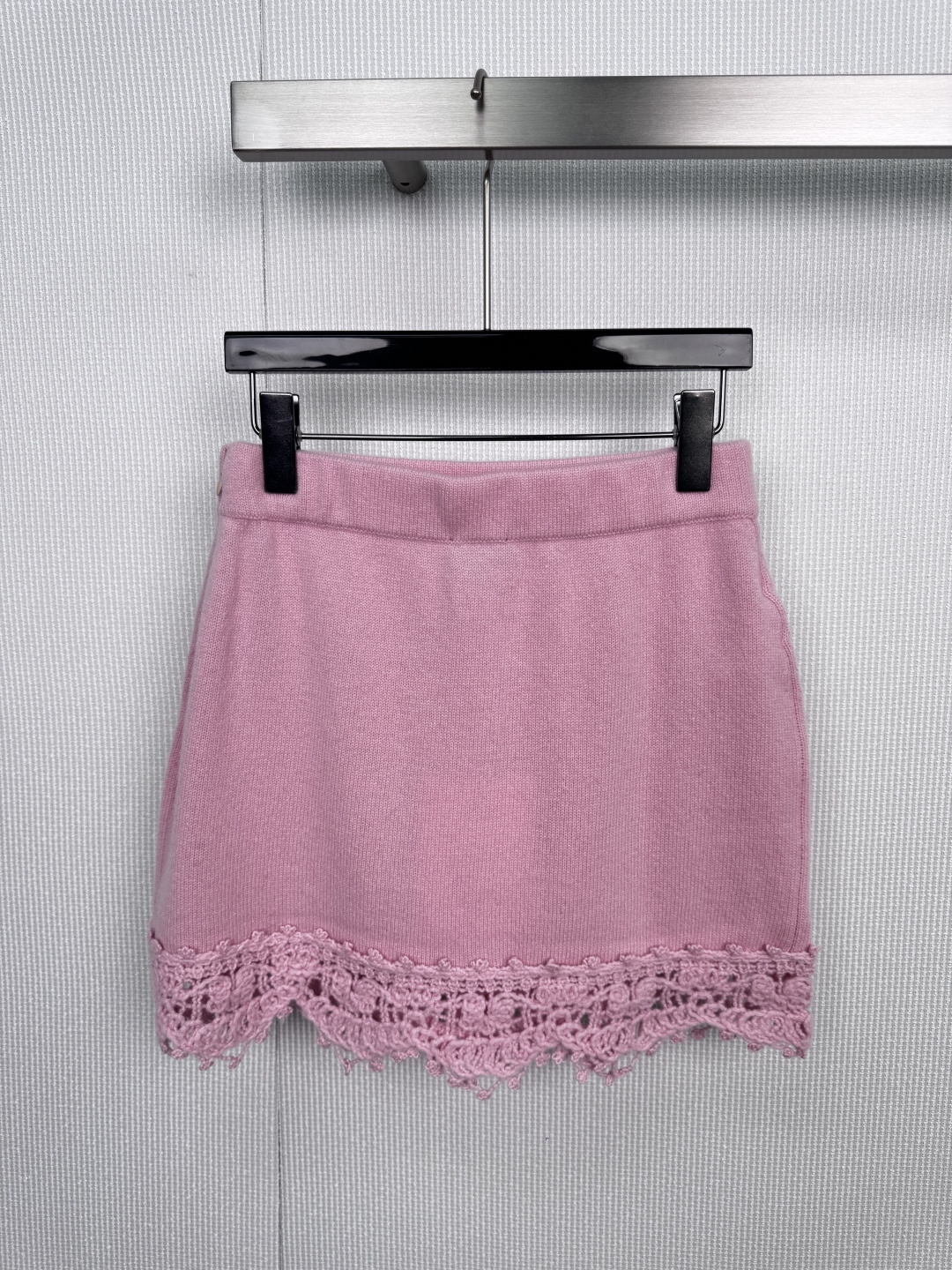 NO:588444,CHANEL 2025 new autumn and winter lace knitted skirt, knitted with tenderness, outlines elegant stitches, knitted elegantly with stitches, and interprets classics with tenderness. This CHANEL pink knitted skirt integrates the brand's luxurious craftsmanship into daily wear, outlining feminine warmth.  Soft and confident moving lines, a touch of soft light pastel with low saturation is selected, which is as gentle and tranquil as the first blooming petals. The delicate knitted fabric has a high-end texture and fits the body shape, releasing an inadvertent feminine charm in the swaying steps. The skirt is decorated with exquisite lace flowers of the same color.  The edge becomes the finishing touch of the overall design. The delicate texture of lace adds a touch of romance and sweetness, inadvertently revealing CHANLE's extreme attention to details. Simple tailoring, a versatile model, simple and neat A-line or H-shaped tailoring, perfectly modifies the body curve.  Line, whether it is paired with a simple shirt to interpret the elegance of commuting, or combined with a silk top to create an afternoon romance, it can become an indispensable elegant item in your wardrobe. It is not only a skirt, but also a fashion chapter of freehand French style. It will make you sway every time you turn around.  Size SML,,chanel,skirts,shirts,alexander wang19860909CHANEL2025秋冬新款花边针织半裙,针织柔情,勾勒优雅线迹,以针脚编织优雅,以柔情诠释经典,这款CHANEL粉色针织半裙,将品牌的奢华匠心融入日常穿着,勾勒出女性温柔而自信的动人线条,选取一抹低饱和度的柔光粉彩,如初绽花瓣般温柔恬静,细腻的针织面料自带高级质感,贴合身形,于步履摇曳间释放不经意的柔美魅力,裙摆处饰以精致的同色系蕾丝花边,成为整体设计的点睛之笔,蕾丝的细腻纹理平添了一抹浪漫与甜美,在不经意间展露CHANLE对于细节的极致考究,简约剪裁,百搭典范,简约利落的A字或H型剪裁,完美修饰身材曲线,无论是搭配简约衬衫诠释通勤优雅,或是与丝质上衣组合成就午后浪漫,它都能成为您衣橱中不可或缺的优雅单品,不止是半裙,更是写意法式风情的时尚篇章.让每一次转身,都摇曳生姿. 码数SML,,chanel,skirts,shirts,alexander wang,Women's clothing