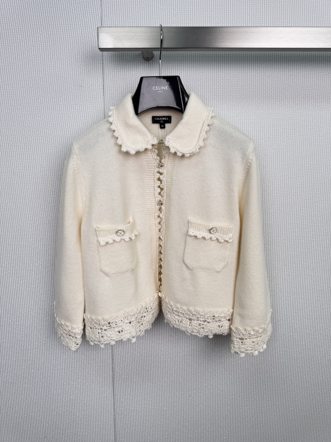 NO:588451,CHANEL's 2025 new autumn knitted lace lapel cardigan meets soft pink rhyme and interprets classics with gentle brushwork. This CHANEL pink knitted cardigan perfectly blends the brand's exquisite elegance with the girl's romantic feelings.  Fitted with ingenious details, it outlines an elegant silhouette. It uses high-quality soft pastel colors, like spring morning glow, to bring out a gentle complexion and exude a quiet and charming feminine charm. The neckline, cuffs and hem are decorated with transparent lace, and the lace on the pockets on both sides  The trims echo each other, showing extraordinary ingenuity in the details, adding a touch of agility and romance. The shiny white buttons embellished on the front are as lustrous as mother-of-pearl, continuing the classic elegance of Chanel. The simple design creates a versatile style. Whether paired with a dress to show French elegance, or combined with jeans to create a casual fashion sense, this cardigan can easily become the highlight of your daily wardrobe. Its simple shape and unique detailed design make every side pleasing to the eye.  Code number SML,,chanel,chanel,skirts,jeans,alexander wang19860909CHANEL2025秋季新款针织花边翻领开衫,邂逅柔光粉韵以温柔笔触,诠释经典,这款CHANEL粉色针织开衫,将品牌的精致优雅与少女的浪漫情怀完美融合,匠心细节,勾勒优雅轮廓,选用质感高级的柔和粉彩,如春日朝霞,衬显温婉气色,散发恬静迷人的女性魅力,领口、袖口及衣摆处饰以通透花边,与两侧口袋的蕾丝饰边相呼应,于细节处彰显不凡匠心,平添一抹灵动与浪漫,前襟点缀的莹润白色纽扣,如同珍珠母贝般散发光泽,延续着香奈儿式的经典优雅,简约设计,塑造百搭风格,无论是搭配连衣裙展现法式优雅,或是与牛仔裤组合营造休闲时尚感,这款开衫都能轻松成为日常衣橱的亮点,其简约的版型与独特的细节设计,让每一面都赏心悦目. 码数SML,,chanel,chanel,skirts,jeans,alexander wang,Women's clothing