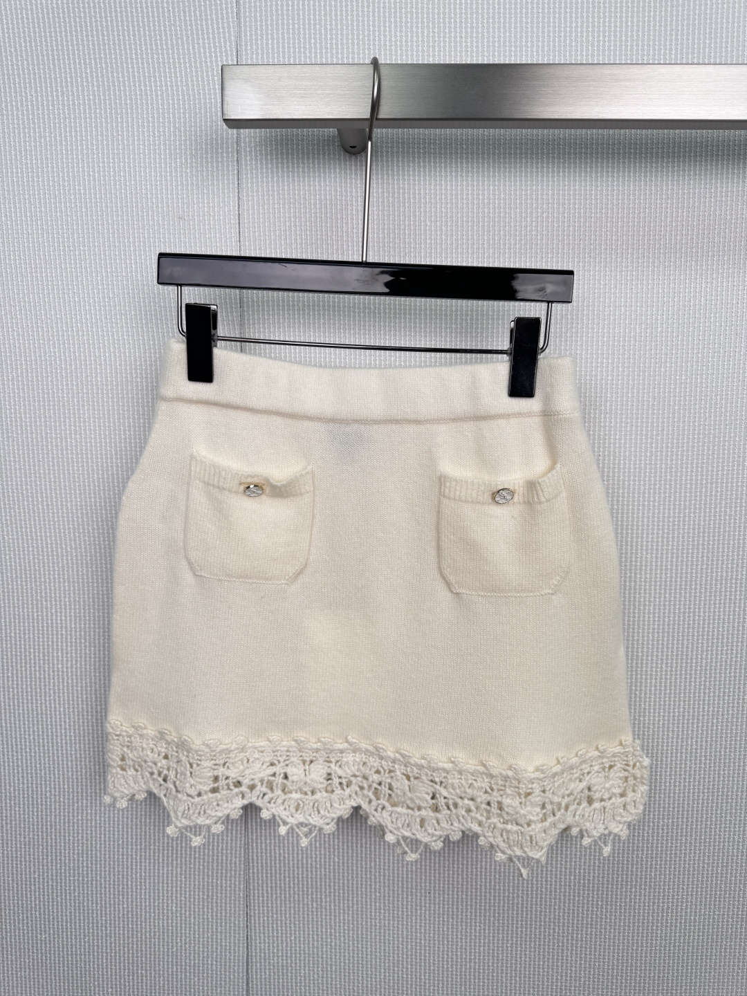 NO:588457,CHANEL 2025 new autumn and winter lace knitted skirt, knitted with tenderness, outlines elegant stitches, knitted elegantly with stitches, and interprets classics with tenderness. This CHANEL pink knitted skirt integrates the brand's luxurious craftsmanship into daily wear, outlining feminine warmth.  Soft and confident moving lines, a touch of soft light pastel with low saturation is selected, which is as gentle and tranquil as the first blooming petals. The delicate knitted fabric has a high-end texture and fits the body shape, releasing an inadvertent feminine charm in the swaying steps. The skirt is decorated with exquisite lace flowers of the same color.  The edge becomes the finishing touch of the overall design. The delicate texture of lace adds a touch of romance and sweetness, inadvertently revealing CHANLE's extreme attention to details. Simple tailoring, a versatile model, simple and neat A-line or H-shaped tailoring, perfectly modifies the body curve.  Line, whether it is paired with a simple shirt to interpret the elegance of commuting, or combined with a silk top to create an afternoon romance, it can become an indispensable elegant item in your wardrobe. It is not only a skirt, but also a fashion chapter of freehand French style. It will make you sway every time you turn around.  Size SML,,chanel,skirts,shirts,alexander wang19860909CHANEL2025秋冬新款花边针织半裙,针织柔情,勾勒优雅线迹,以针脚编织优雅,以柔情诠释经典,这款CHANEL粉色针织半裙,将品牌的奢华匠心融入日常穿着,勾勒出女性温柔而自信的动人线条,选取一抹低饱和度的柔光粉彩,如初绽花瓣般温柔恬静,细腻的针织面料自带高级质感,贴合身形,于步履摇曳间释放不经意的柔美魅力,裙摆处饰以精致的同色系蕾丝花边,成为整体设计的点睛之笔,蕾丝的细腻纹理平添了一抹浪漫与甜美,在不经意间展露CHANLE对于细节的极致考究,简约剪裁,百搭典范,简约利落的A字或H型剪裁,完美修饰身材曲线,无论是搭配简约衬衫诠释通勤优雅,或是与丝质上衣组合成就午后浪漫,它都能成为您衣橱中不可或缺的优雅单品,不止是半裙,更是写意法式风情的时尚篇章.让每一次转身,都摇曳生姿. 码数SML,,chanel,skirts,shirts,alexander wang,Women's clothing