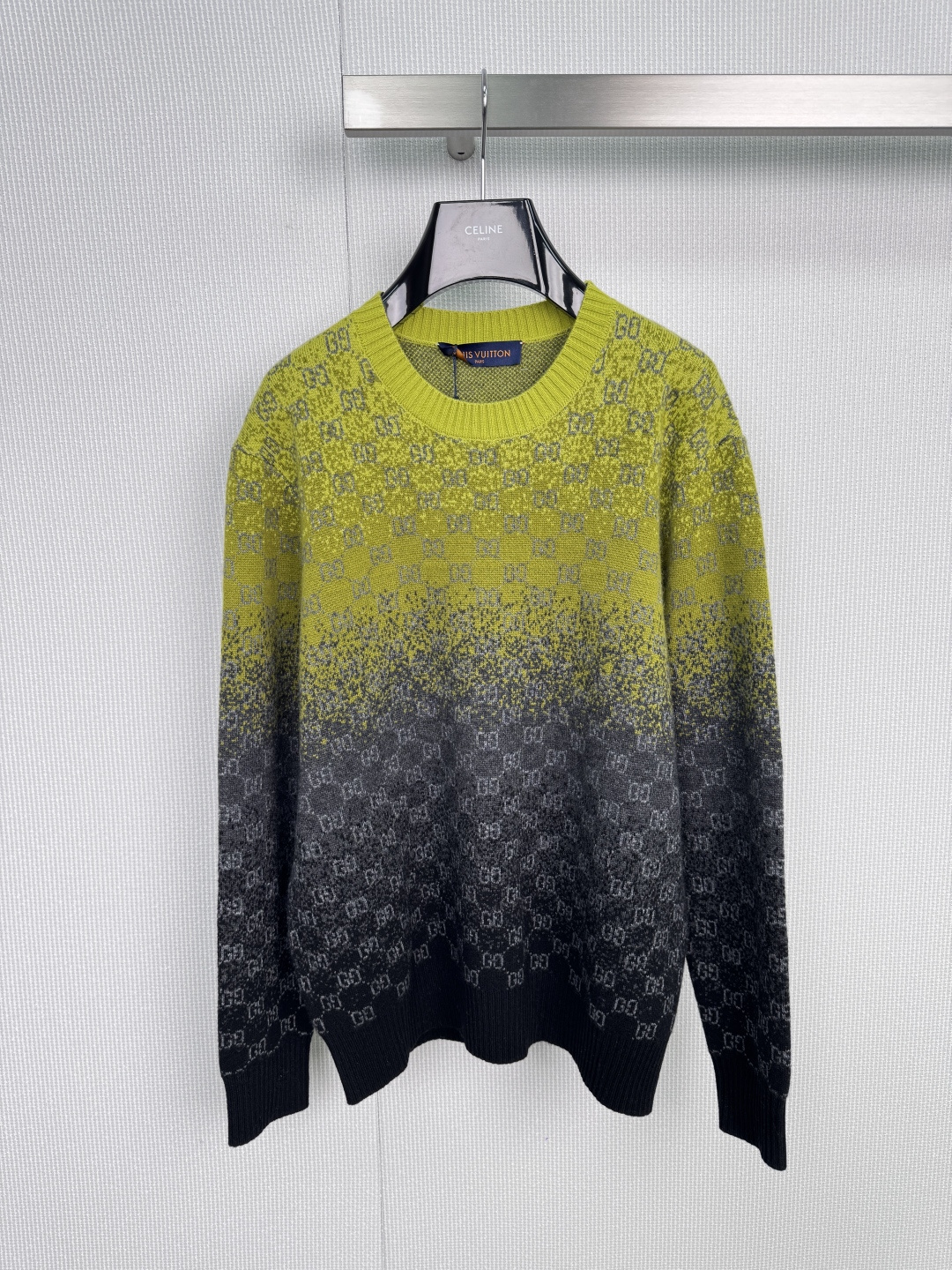 NO:578454,From the fresh greenery of early spring to the quiet depth of winter nights, this GUCCI gradient sweater wears the colors of time on your body, with the iconic GG  Monogram is spread all over the body, just like the brand's fashion code. The color naturally transitions from fluorescent grass green to gray green and dark gray from top to bottom, and finally settles on pure black, like a flowing picture. The classic ribbed round neck and cuffs not only outline a neat silhouette, but also bring a close-fitting and comfortable feeling. Whether paired with simple trousers or layered, it is the focus item that cannot be ignored in your autumn and winter wardrobe. It is bold and avant-garde, and full of aura.  Size SML,,gucci,sweaters,alexander wang19860909从初春的鲜活绿意,沉入冬夜的静谧深邃,这件GUCCI渐变毛衣,将时光的色彩穿在身上,标志性的GG Monogram铺满全身,如同品牌的时尚密码,色彩从上至下由荧光草绿色自然过渡至灰绿、深灰,最终定格于纯黑,宛如一幅流动的画卷,经典的罗纹圆领与袖口,不仅勾勒出利落版型,更带来贴身的舒适感受,无论是搭配简约裤装还是层次叠穿,它都是你秋冬衣橱里那件不容忽视的焦点单品,大胆前卫,气场全开. 码数SML,,gucci,sweaters,alexander wang,Women's clothing