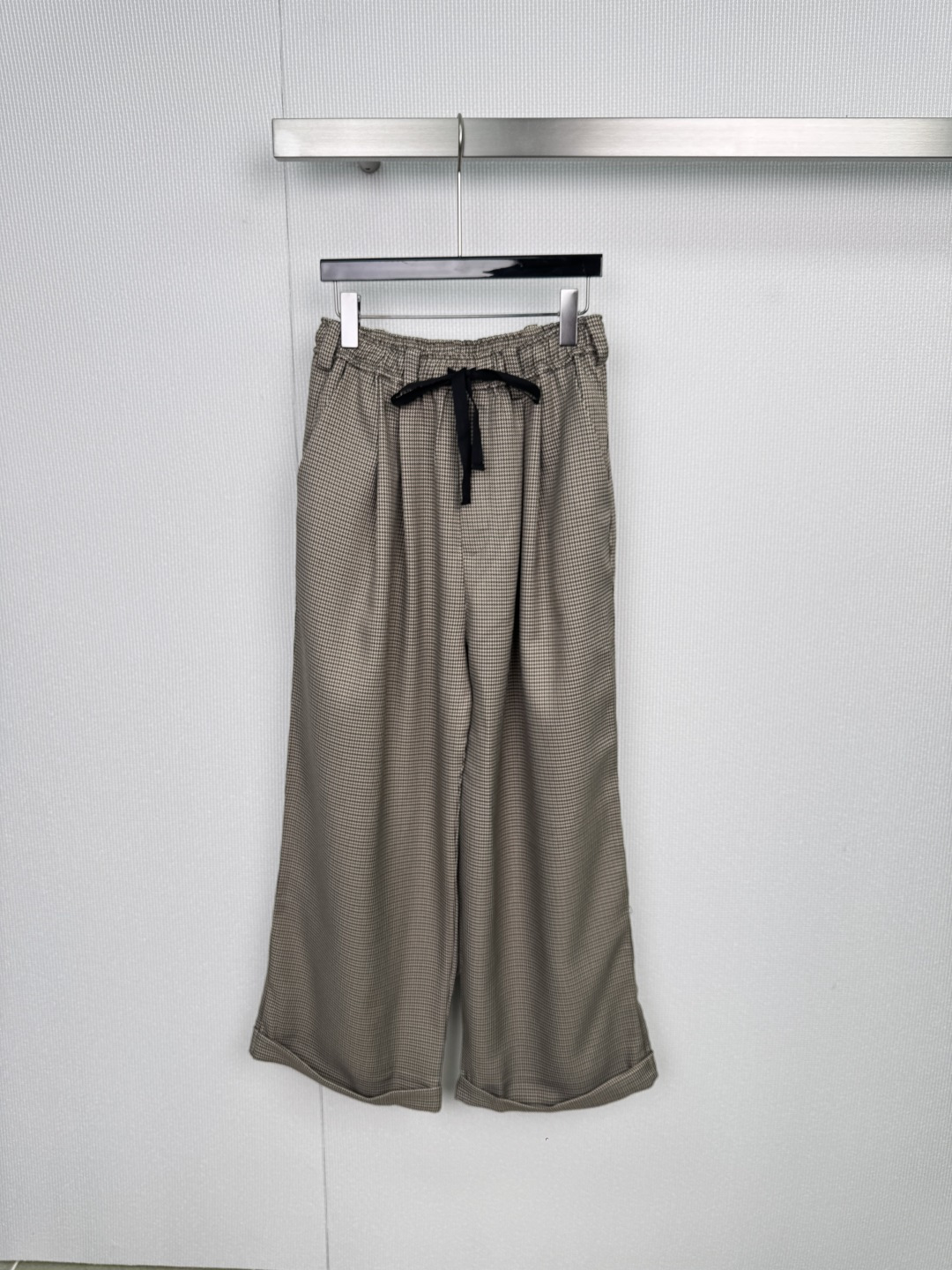 NO:589538,rarelyalike2025 new autumn and winter houndstooth trousers, relaxed and stylish, classic houndstooth, a balance of retro and modern, with khaki as the base, delicate dark plaid patterns are scattered and intertwined, giving the houndstooth pattern a modern and simple style  It is not deliberately retro, but has a high-end texture. Whether it is commuting or daily wear, it can easily create an 'effortless sense of fashion'. It has a relaxed cut, a wide-leg version that hides the flesh and makes you look slimmer, and a loose straight wide-leg design that naturally falls from the waist to the trouser legs, modifying the legs.  The waist elastic band is matched with a black drawstring, taking into account comfort and casualness. The trousers are slightly folded to reveal the details of the inner fabric, which instantly enhances the level and makes the basic style full of design ideas. Wear one pair of trousers multiple times to unlock the lazy atmosphere of autumn and winter, and match with pure  Colored sweater + moral training shoes, you can easily wear a casual literary style. Pair it with short boots + leather jacket, and you can instantly switch to a cool street style. No need for complicated matching, a pair of pants can support the style of the whole season.,,boots,jackets  & coats,alexander wang19860909rarelyalike2025秋冬新款千鸟格长裤,松弛有度,格调自成,经典千鸟格,复古与摩登的平衡,以卡其色为底,细腻的深色格纹错落交织,赋予千鸟格图案现代简约气息,不刻意复古,却自带高级质感,无论是通勤或日常穿搭,都能轻松营造“不费力的时髦感”,松弛剪裁,藏肉显瘦的阔腿版型,宽松的直筒阔腿设计,从腰际自然垂落至裤脚,修饰腿型的同时保留空间感,腰部松紧带搭配黑色抽绳,兼顾舒适与随性,裤脚微微翻折,露出内里面料细节,瞬间提升层次,让基础款也充满设计心思.一裤多穿,解锁秋冬慵懒氛围,搭配纯色针织衫+德训鞋,轻松穿出休闲文艺风,配短靴+皮质外套,即刻切换成街头酷感造型,——无需复杂搭配,一件裤子就能撑起整个季节的穿搭质感.,,boots,jackets & coats,alexander wang,Women's clothing