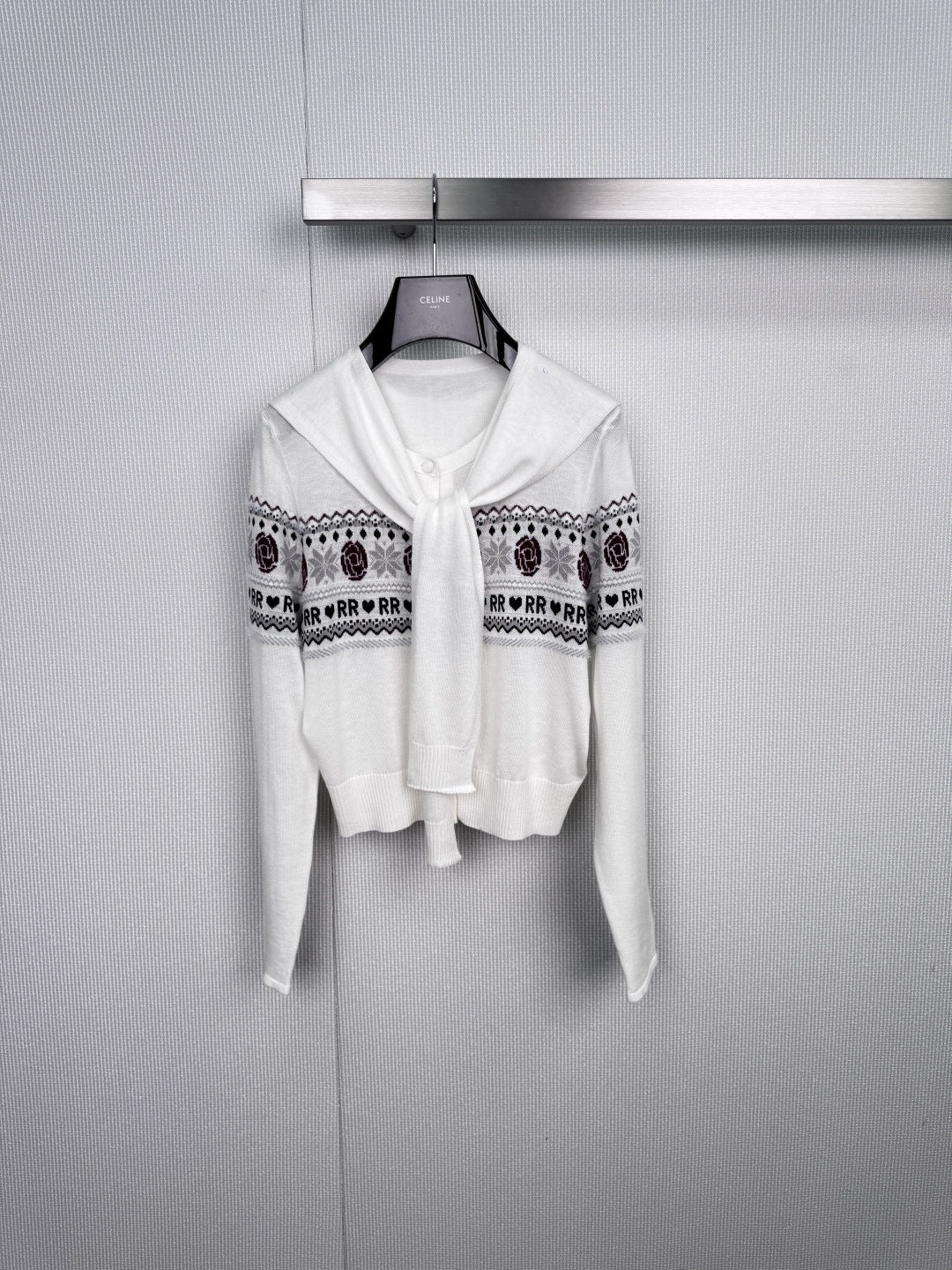 NO:588445,REVAN round neck Fair Isle style shawl cardigan, elegant and stylish  Encounter romance, with pure white as the base, outlining a lazy silhouette, and the neckline laces dancing in the wind, showing a feminine temperament. The body of the dress is intertwined with dark roses and geometric patterns, embellished with 'RR' details, breaking the monotony, injecting a touch of retro art, and selecting delicate fabrics, which are drapey without losing the muscles. Wear it alone to show your aura, and you can easily control it in daily life.  Qin and Dating Afternoon Tea, the neckline can be designed with ties, and the elasticity can be adjusted freely to create a variety of dressing styles. The unique jacquard craftsmanship, the collision of roses and symbols, hides the delicate girl's heart, loose version + shawl cut, hides the flesh and looks slim, has both laziness and decentness, the ultimate contrast between white and black, fresh and mysterious, versatile and versatile regardless of skin color.  P,,shawls,alexander wang19860909REVAN圆领费尔岛风披肩开衫,定格优雅 邂逅浪漫,以纯净白为底,勾勒慵懒廓形,领口系带随风轻舞,尽显柔美气质.衣身以暗调玫瑰与几何图案交织,点缀“RR”细节,打破单调,注入一丝复古艺术感,甄选细腻面料,垂顺不失筋骨,单披即显气场,轻松驾驭日常通勤与约会下午茶,领口可系带设计,自由调节松紧,塑造多种穿搭风格,独特提花工艺,玫瑰与符号碰撞,暗藏精致少女心,宽松版型+披肩剪裁,藏肉显瘦,慵懒与得体兼得,白与黑的极致对比,清新中透出神秘,百搭不挑肤色. P,,shawls,alexander wang,Women's clothing