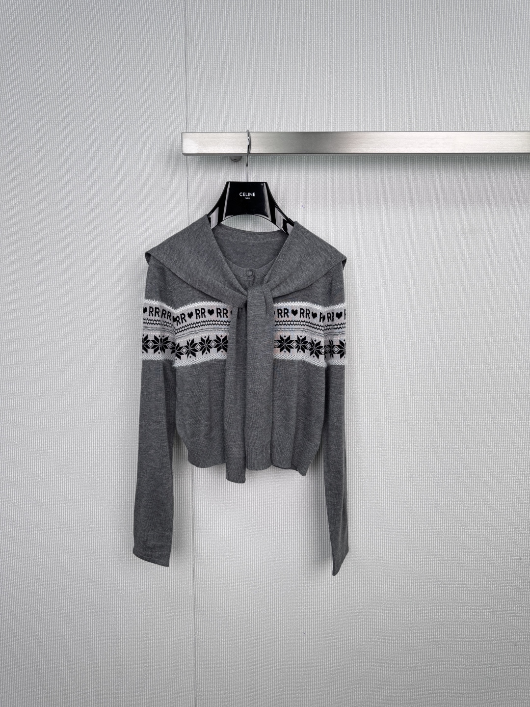 NO:588456,REVAN round neck Fair Isle style shawl cardigan, elegant and stylish  Encounter romance, with pure white as the base, outlining a lazy silhouette, and the neckline laces dancing in the wind, showing a feminine temperament. The body of the dress is intertwined with dark roses and geometric patterns, embellished with 'RR' details, breaking the monotony, injecting a touch of retro art, and selecting delicate fabrics, which are drapey without losing the muscles. Wear it alone to show your aura, and you can easily control it in daily life.  Qin and Dating Afternoon Tea, the neckline can be designed with ties, and the elasticity can be adjusted freely to create a variety of dressing styles. The unique jacquard craftsmanship, the collision of roses and symbols, hides the delicate girl's heart, loose version + shawl cut, hides the flesh and looks slim, has both laziness and decentness, the ultimate contrast between white and black, fresh and mysterious, versatile and versatile regardless of skin color.  P,,shawls,alexander wang19860909REVAN圆领费尔岛风披肩开衫,定格优雅 邂逅浪漫,以纯净白为底,勾勒慵懒廓形,领口系带随风轻舞,尽显柔美气质.衣身以暗调玫瑰与几何图案交织,点缀“RR”细节,打破单调,注入一丝复古艺术感,甄选细腻面料,垂顺不失筋骨,单披即显气场,轻松驾驭日常通勤与约会下午茶,领口可系带设计,自由调节松紧,塑造多种穿搭风格,独特提花工艺,玫瑰与符号碰撞,暗藏精致少女心,宽松版型+披肩剪裁,藏肉显瘦,慵懒与得体兼得,白与黑的极致对比,清新中透出神秘,百搭不挑肤色. P,,shawls,alexander wang,Women's clothing