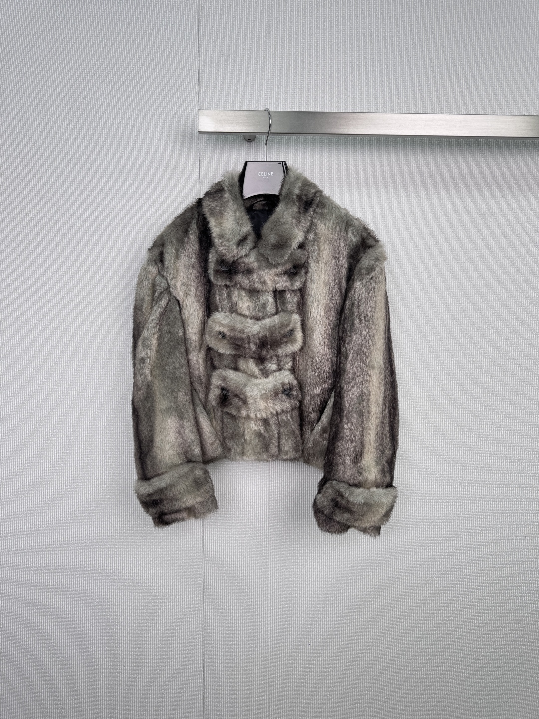 NO:589530,OPENYY2025 new autumn environmentally friendly fur jacket, winter soft clothing with a sense of gentleness and strength, redefines winter luxury with environmental protection concepts, this artificial fur jacket condenses the Nordic aurora-like gradient gray into the body, short and three-dimensional  The tailoring cleverly enhances the waistline, and has a fluffy texture without looking bloated. The curved slit design at the hem naturally outlines an elegant silhouette when walking. The three-dimensional foldable neckline echoes the widened rolled cuffs. The details show architectural line aesthetics and innovation.  The environmentally friendly technology plush is comparable to the rich touch of real leather, and implements the concept of natural symbiosis with zero burden. The three-dimensional tailoring and curved hem break the dullness of heavy jackets, creating an aura that coexists with laziness and neatness. The short and versatile version accurately optimizes body proportions.  , small people can easily control the fluffy material, the color narrative gray and white gradient is like morning mist spreading over the snowfield, low-key interpretation of unobtrusive high-end texture, wearing a knitted dress + boots = date party | Paired with jeans + Martin boots = daily outing.  Size SML,,boots,skirts,jeans,jackets & coats,alexander wang19860909OPENYY2025秋季新款环保皮草外套,冬日软装穿出温柔力量感,以环保理念重新定义冬日奢华,这款人工皮草外套将北欧极光般的渐变灰色凝练于身,短款立体剪裁巧妙提升腰线,蓬松质感却不显臃肿,下摆弧形开衩设计在行走间自然勾勒出优雅轮廓,可立体翻折的领口与加宽卷边袖口相呼应,细节处尽显建筑感线条美学,创新环保科技毛绒媲美真皮的丰盈触感,零负担践行自然共生理念,立体剪裁与弧形下摆打破厚重外套的沉闷感,塑造慵懒与利落并存的气场,短款百搭版型精准优化身材比例,小个子也能轻松驾驭蓬松材质,色彩叙事灰白渐变如晨雾漫过雪原,低调诠释不张扬的高级质感,内搭针织连衣裙+长靴=约会派对｜搭配牛仔裤+马丁靴=日常出街. 码数SML,,boots,skirts,jeans,jackets & coats,alexander wang,Women's clothing