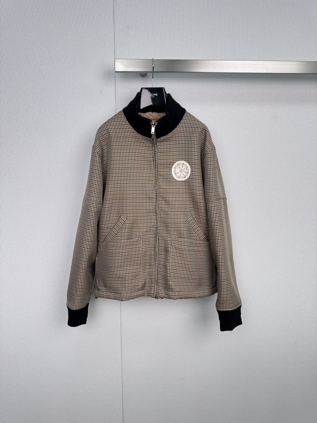 NO:588469,MARCHEN2025 new autumn and winter double-sided jacket, one jacket with two sides to unlock dual personality. The elegant password of autumn and winter is written in retro brown coffee houndstooth. The black ribbed collar and cuffs are precisely edged and neatly outline the outline. When flipped over, a light brown suede lining is revealed, like touching warm coffee milk foam. The double-sided different materials realize seamless switching from 5℃ to 15℃. The white logo on the chest is like a handwritten signature, injecting a youthful atmosphere into the classic pattern. The outer fabric is crisp and firm  The houndstooth pattern is treated with a composite process and is anti-wrinkle and not easily deformed. The soft velvet material inside uses brushed technology on the close-fitting surface to lock in temperature while being skin-friendly and non-static. The detachable badge design allows you to customize your own label and play with personalized combinations. The outer retro plaid pattern is calm and capable, and the light brown velvet feel on the inside is gentle and healing. When switching the scene, the front commuting mode is worn with suit pants + loafers = office fashion, and the reverse side is casual mode with a sweatshirt + jeans = a weekend cafe outfit model.  Size SML P,,loafers,hoodie,sweatshirts,jeans,jackets & coats,business suit,alexander wang19860909MARCHEN2025秋冬新款双面夹克,一衣双面解锁双重人格穿搭,以复古棕咖千鸟格书写秋冬优雅密码,黑色罗纹领口与袖口精准收边,利落勾勒轮廓.翻转间显露浅棕绒面内里,如触碰温暖咖啡奶泡,双面异材质实现5℃到15℃的无缝切换,胸前白色徽标如手写体签名,在经典纹样中注入年轻气息,外层面料挺括有型千鸟格纹经复合工艺处理,抗皱不易变形,内里柔软绒感材质贴身面采用磨毛技术,锁温同时亲肤无静电,可拆卸徽章设计自由定制专属标签,玩转个性化搭配,外层复古格纹沉稳干练,内里浅棕绒感温柔治愈,场景切换正面通勤模式搭配西装裤+乐福鞋=办公室时髦精,反面休闲模式内搭卫衣+牛仔裤=周末咖啡馆穿搭范本. 码数SML P,,loafers,hoodie,sweatshirts,jeans,jackets & coats,business suit,alexander wang,Women's clothing