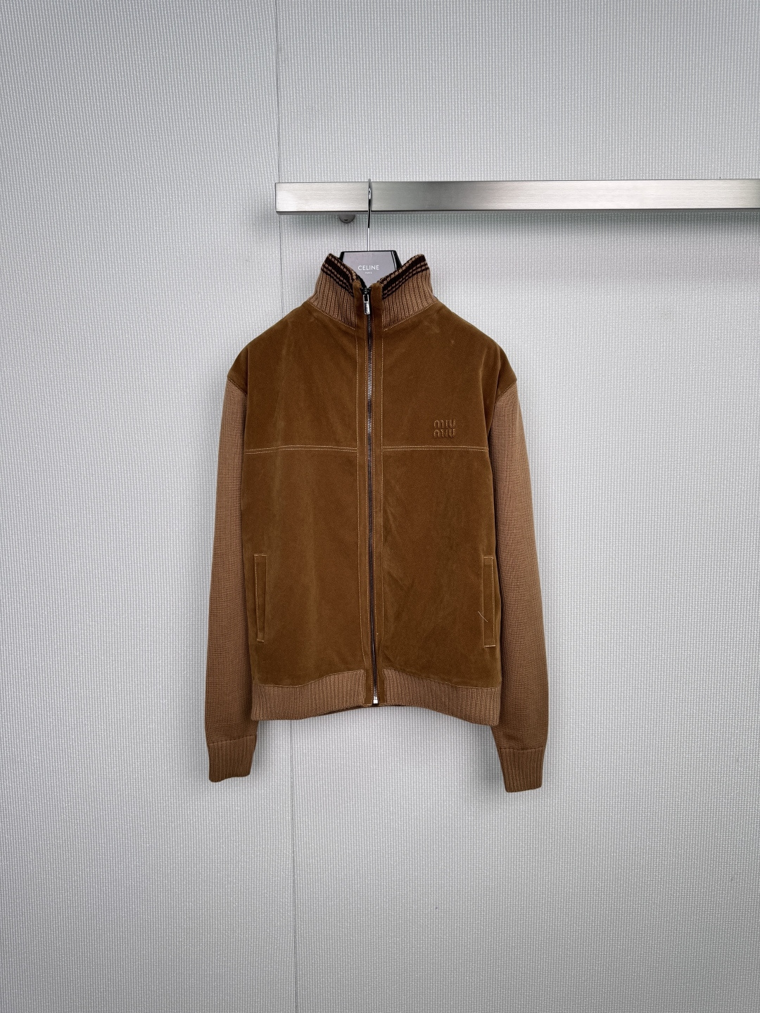 NO:588480,Warm brown suede freezes the gentleness of autumn and unlocks the sense of luxury in the season with a warm brown tone. This MiuMiu suede jacket is made of fine-textured suede fabric, which is soft to the touch, low-key and noble in luster. The detailed splicing of the stand-up collar and ribbed knitted cuffs injects a neat atmosphere into the retro sports style.  The simple zipper closure, paired with the small brand logo on the left chest, inadvertently demonstrates extraordinary taste. Whether paired with a dress to demonstrate French elegance, or paired with jeans to create casual music, it is an indispensable textured item in your wardrobe. Let this MiuMiu-style sophistication wrap you up throughout autumn and winter.  Size SML,,miumiu,skirts,jeans,jackets & coats,chamois leather,alexander wang19860909暖棕麂皮,定格秋日温柔,以一抹温暖的棕调,解锁季节的高级感,这件MiuMiu麂皮绒外套,选用质感细腻的麂皮绒面料,触感柔软,光泽低调而显贵,立领与罗纹针织袖口的细节拼接,在复古运动风中注入一丝利落气息.简约的拉链开合,搭配左胸处小巧的品牌标识,于不经意间彰显不凡品味,无论是搭配连衣裙演绎法式优雅,还是与牛仔裤共谱休闲乐章,它都是你衣橱里不可或缺的质感单品,让这份MiuMiu式的精致,包裹你的整个秋冬. 码数SML,,miumiu,skirts,jeans,jackets & coats,chamois leather,alexander wang,Women's clothing