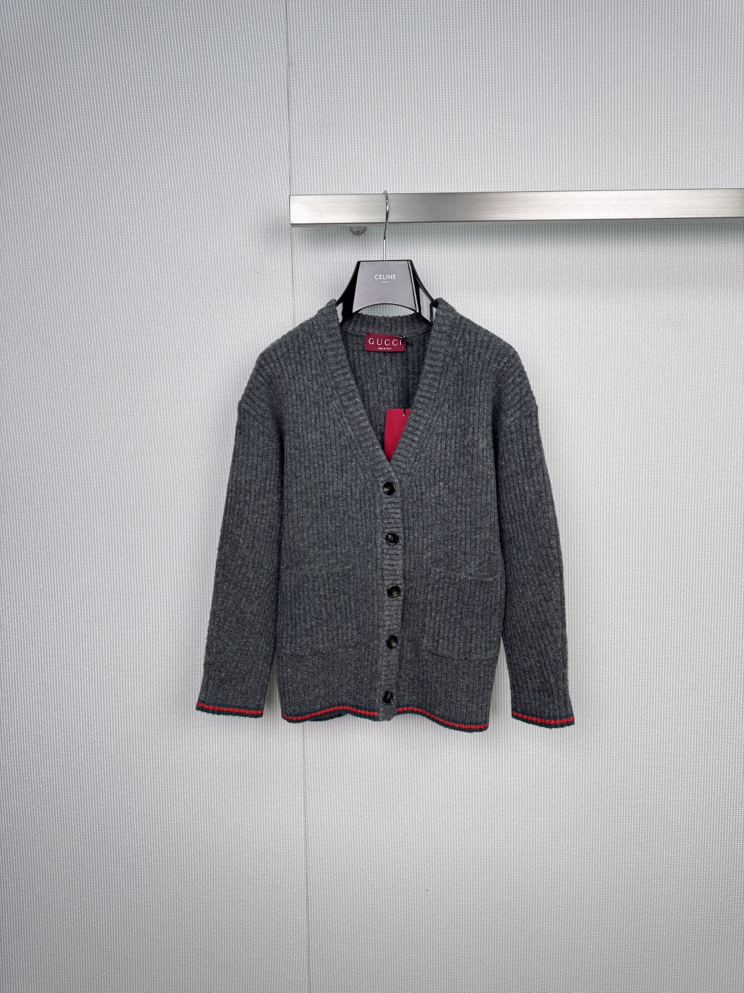 NO:588493,The classic Gucci logo cardigan is low-key and luxurious, defining modern elegance. The dark gray background is like the quiet night sky. The V-neck cut neatly extends the neck line. The hem and cuffs are embellished with the iconic red and green webbing. A red GUCCI logo on the left chest quietly shows your identity. The black resin buttons are warm and shiny, and the wool blend fabric gives a soft and skeletal texture. Whether paired with a white shirt to unlock the sophistication of the workplace, or casually buttoned with a suit  The trousers are used for walking in the city, interpreting the relaxed luxury of Italian aesthetics with low-key details. The iconic red and green striped classic symbols are on the corners of the clothes, low-key recognition, and the exquisite logo is embellished with the embroidered label on the left chest. The details bear witness to the brand genes. The neutral silhouette design, loose tailoring is inclusive of the body shape, unlocking multiple wearing scenarios. Use a cardigan to collect timeless elegance, and let GUCCI's classic language write your daily poetry.  Size SML,,gucci,shirts,alexander wang19860909Gucci经典徽标开衫,低调奢华,定义现代优雅,深灰底色如静谧夜空,V领剪裁利落延伸颈部线条,衣摆与袖口点缀标志性红绿织带,左胸一枚红色GUCCI徽标悄然彰显身份,黑色树脂纽扣温润光泽,羊毛混纺面料赋予柔软骨感,无论搭配白衬衫解锁职场精致,或随意系扣搭配西裤漫步都市,皆以低调细节诠释意式美学的松弛奢华,标志性红绿条纹经典符号跃动衣角,低调辨识度,精致徽标点缀左胸刺绣标签,细节见证品牌基因,中性廓形设计,宽松剪裁包容身形,解锁多元穿搭场景,用一件开衫收藏永不过时的优雅,让GUCCI的经典语言书写你的日常诗篇. 码数SML,,gucci,shirts,alexander wang,Women's clothing