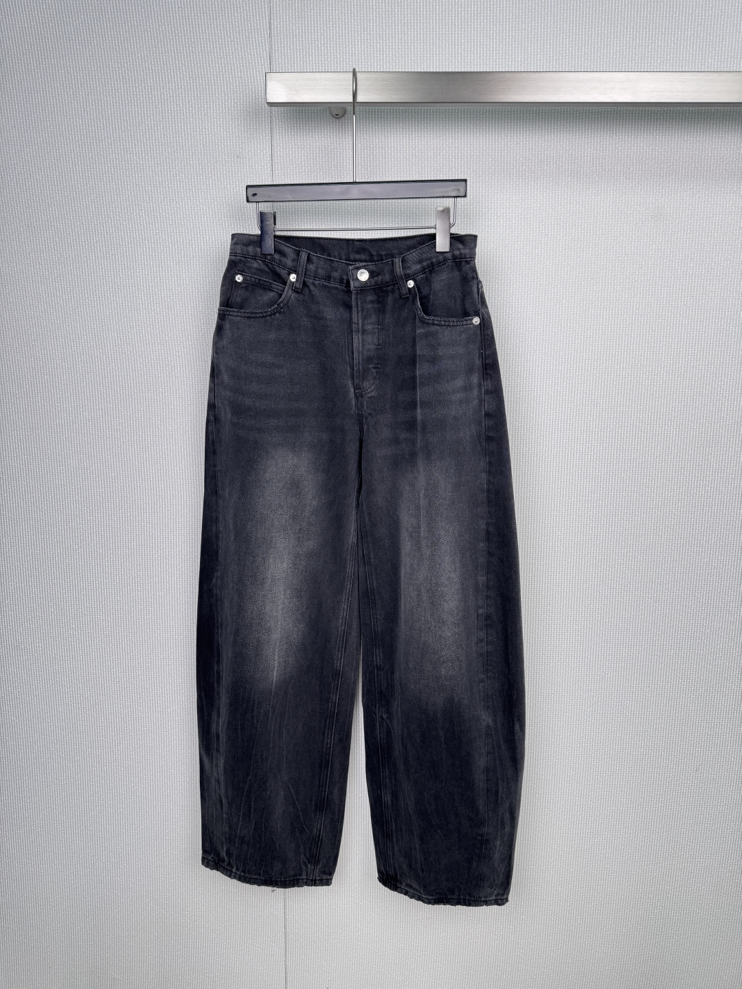 NO:578240,Alexander Wang's 2025 new autumn and winter scimitar jeans are a relaxed and stylish fashion tool. The wide-legged scimitars make for a stylish walk. The iconic scimitar silhouette breaks the rules and unfolds a smooth arc from the waistline to the trouser legs. The narrow top and wide bottom tailoring subtly lengthens the leg lines. It brings a flowing aesthetic that coexists with laziness and power when walking. The texture is reflected in the details, hot rhinestones are the finishing touch, and the back pockets are ALEXANDER  The hot diamond letters WANG outline a low-key luxury, the light blue washed denim fabric is soft but boned, and the drape tension can be seen when hanging on the silver gray clothes hanger, instantly injecting high street aura into daily wear. Size SML P,,alexander wang,jeans,alexander wang19860909亚历山大王2025秋冬新款弯刀牛仔裤,松弛有型的时髦利器,阔腿弯刀,步履生风,标志性弯刀廓形打破常规,从腰线至裤脚展开流畅弧线,上窄下宽的剪裁巧妙拉长腿部线条,行走间自带慵懒与力量感并存的流动美学,细节见质感,烫钻点睛,后袋以ALEXANDER WANG烫钻字母勾勒低调奢华,浅蓝水洗丹宁面料柔软却有骨,银灰衣架悬挂时已见垂坠张力,日常穿搭瞬间注入高街气场. 码数SML P,,alexander wang,jeans,alexander wang,Women's clothing
