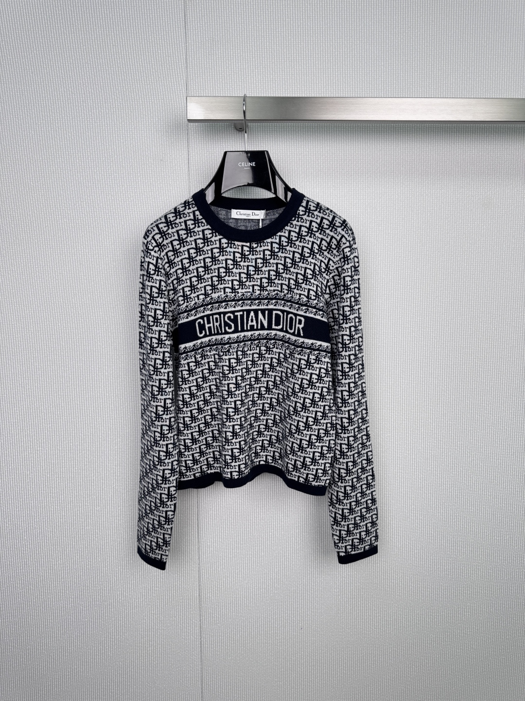 NO:578244,Dior2025 new autumn and winter letter jacquard sweater is classic blue and gray, with its own luxurious charm. The iconic letter jacquard is a low-key statement of taste. The light gray base material is woven into the densely spaced dark blue 'DIOR' letters. It looks like a delicate texture from a distance, and it is a clear-cut brand imprint when viewed up close. The wide webbing on the chest is embroidered with white 'CHRISTIAN'  The full name of 'DIOR' breaks the rules with a touch of restrained tension and becomes the focus of the overall vision. It is slim fit and optimized for proportions. The ribbed round neck fits the shoulders and neck. Dark blue edging outlines the collar, cuffs and hem. The short design naturally raises the waistline. Pair it with high-waisted bottoms to instantly lengthen the figure. The knitted material is soft but not collapsed.  , Drapey and muscular feel coexist, one outfit can be worn with many different scenarios, wear it with a white shirt to create a sophisticated sense of college style, wear it alone with suit pants to create a light and luxurious look for commuting, or tuck it into jeans casually to create a French relaxed look - this sweater comes in a classic blue and gray color scheme, making it the cornerstone of your wardrobe that can accommodate all seasons.  Size SML,,dior,jeans,sweaters,shirts,business suit,alexander wang19860909Dior2025秋冬新款字母提花毛衣经典蓝灰,奢韵自成,标志性字母提花,低调宣告品味,浅灰底料织入密铺的深蓝「DIOR」字母,远看如细腻纹理,近观是层次分明的品牌印记.胸前宽幅织带绣以白色「CHRISTIAN DIOR」全称,以一抹克制张力打破常规,成为整体视觉焦点,修身剪裁,优化比例利器,罗纹圆领贴合肩颈,深蓝包边勾勒领口、袖口与下摆轮廓,短款设计自然抬高腰线,搭配高腰下装即刻拉长身形,针织材质软而不塌,垂坠感与筋骨感并存,一衣多搭,驾驭多元场景,内搭白衬衫解锁学院风精致感,单穿搭配西装裤打造通勤轻奢look,或是随意束入牛仔裤中诠释法式松弛——这件毛衣以经典蓝灰配色,成为衣橱中包容四季的搭配基石. 码数SML,,dior,jeans,sweaters,shirts,business suit,alexander wang,Women's clothing