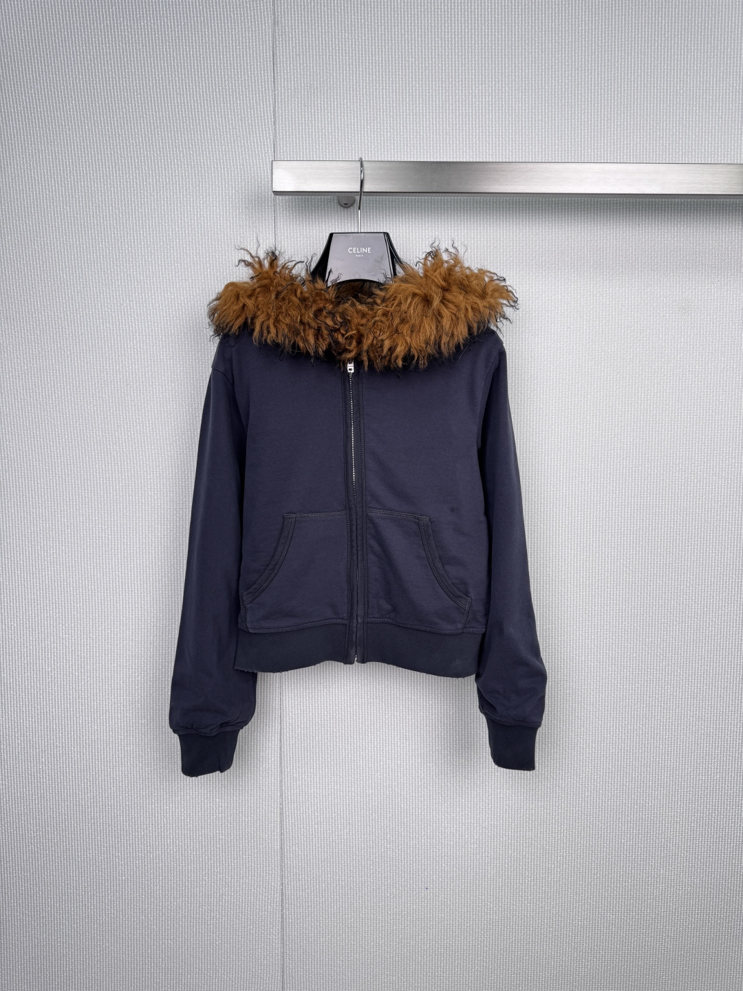 NO:578453,Acne  Studios2025 new fur collar hooded sweatshirt, this navy blue hooded sweatshirt has a detachable brown raccoon fur collar, which is warm and fashionable. The cotton fabric is soft and comfortable, with silver fox velvet and velvet inside. It is super warm for autumn and winter wear, and the slim fit makes you slim.  Not bulky, the zipper design is easy to adjust, the fur collar is detachable, you can switch the style at will, and it looks great with casual pants or sports pants. It can be easily used for commuting, shopping, and dating. It is practical and has a sense of design. It is a must-have and versatile item for autumn and winter wardrobes.  Size SML,,acne studios,dior,hoodie,sweatshirts,hats,alexander wang19860909Acne Studios2025新款毛领连帽卫衣,这款藏青色连帽卫衣,可拆卸棕色貉子毛领,保暖又时髦,棉质面料柔软舒适,内里银狐绒加绒,秋冬穿超暖,修身版型显瘦不臃肿,拉链设计方便调节,毛领可拆卸,随心切换风格计,搭配休闲裤或运动裤都很出彩,通勤、逛街、约会都能轻松驾驭,实用又有设计感,是秋冬衣橱必备百搭单品. 码数SML,,acne studios,dior,hoodie,sweatshirts,hats,alexander wang,Women's clothing
