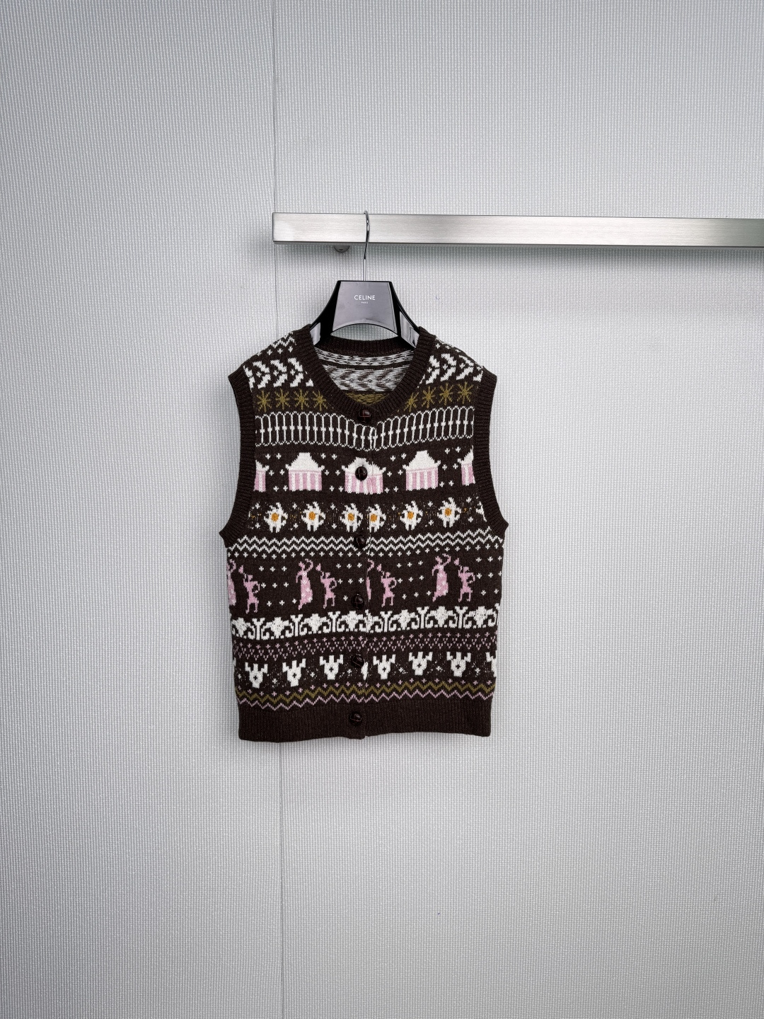 NO:578637,GARCON BY GARCON 25AW Autumn and Winter Series Fair Isle vest, cashmere blended material, soft and warm, classic Fair Isle jacquard, full of retro literary sense, exquisite pattern, warm and cold tones are very atmospheric, round neck design, great for layering T-shirts or shirts, it can be worn open as a cardigan or buttoned up for inner wear, a must-have for layering in autumn and winter, it can be easily used for daily outings and dates, and the retro gentle style can be easily achieved.  Code number SML,,shirts,tees,t-shirt,alexander wang19860909GARCON BY GARCON 25AW秋冬系列费尔岛马甲,羊绒混纺材质,柔软又保暖,经典费尔岛提花,复古文艺感满满,图案精致,冷暖色调搭配超有氛围感计,圆领设计,叠穿T恤或衬衫都很出彩,敞开当开衫或扣起来做内搭都OK,秋冬叠穿必备,日常出街、约会都能轻松驾驭,复古温柔风轻松拿捏. 码数SML,,shirts,tees，t-shirt,alexander wang,Women's clothing