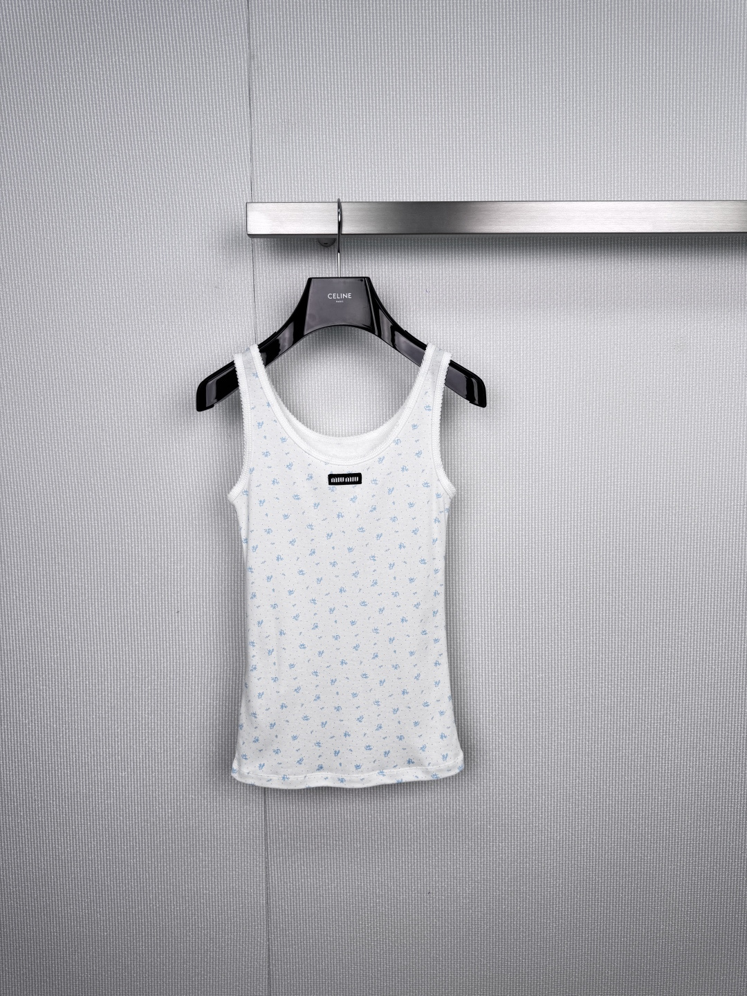 NO:578639,Unlocking Miu Miu’s girlish thoughts, this floral vest is standard for sweet girls, right? Whose DNA has been touched?  This Miu  Miu's terracotta-colored small floral vest is like a girly ceiling. It has ancient delicate floral patterns and dense micro-flower patterns. It is retro and eye-catching. It is more advanced and delicate than large florals. It has super texture details. It is made of white ribbed cotton fabric, which is skin-friendly and comfortable. The delicate piping on the neckline and shoulder straps also makes it more elegant.  There is a super mini black leather logo on the chest, and it is full of low-key sophistication. Whether it is worn with a suit jacket for a sweet and cool style, or worn alone with a skirt, it instantly transforms into a French pastoral girl, fresh and refined. This delicate and unobtrusive sweetness is really hard to resist.  Size SML,,miumiu,skirts,jackets & coats,business suit,alexander wang19860909解锁Miu Miu的少女心事,这件碎花背心是甜妹的标配吧,是谁的DNA动了？这件Miu Miu的赤陶色小碎花背心,简直是少女感天花板,古精致碎花,密密麻麻的微型花卉图案,复古又耐看,比大碎花更显高级和秀气,超显质感细节,白色罗纹棉质面料,亲肤又舒服,领口和肩带的细腻滚边,还有胸前超mini的黑色皮质Logo标,处处都是低调的精致感,无论是搭配西装外套走甜酷风,还是单穿搭配一条半身裙,瞬间变身法式田园少女,清新又脱俗,这种精致又不张扬的甜美感,真的很难抗拒. 码数SML,,miumiu,skirts,jackets & coats,business suit,alexander wang,Women's clothing