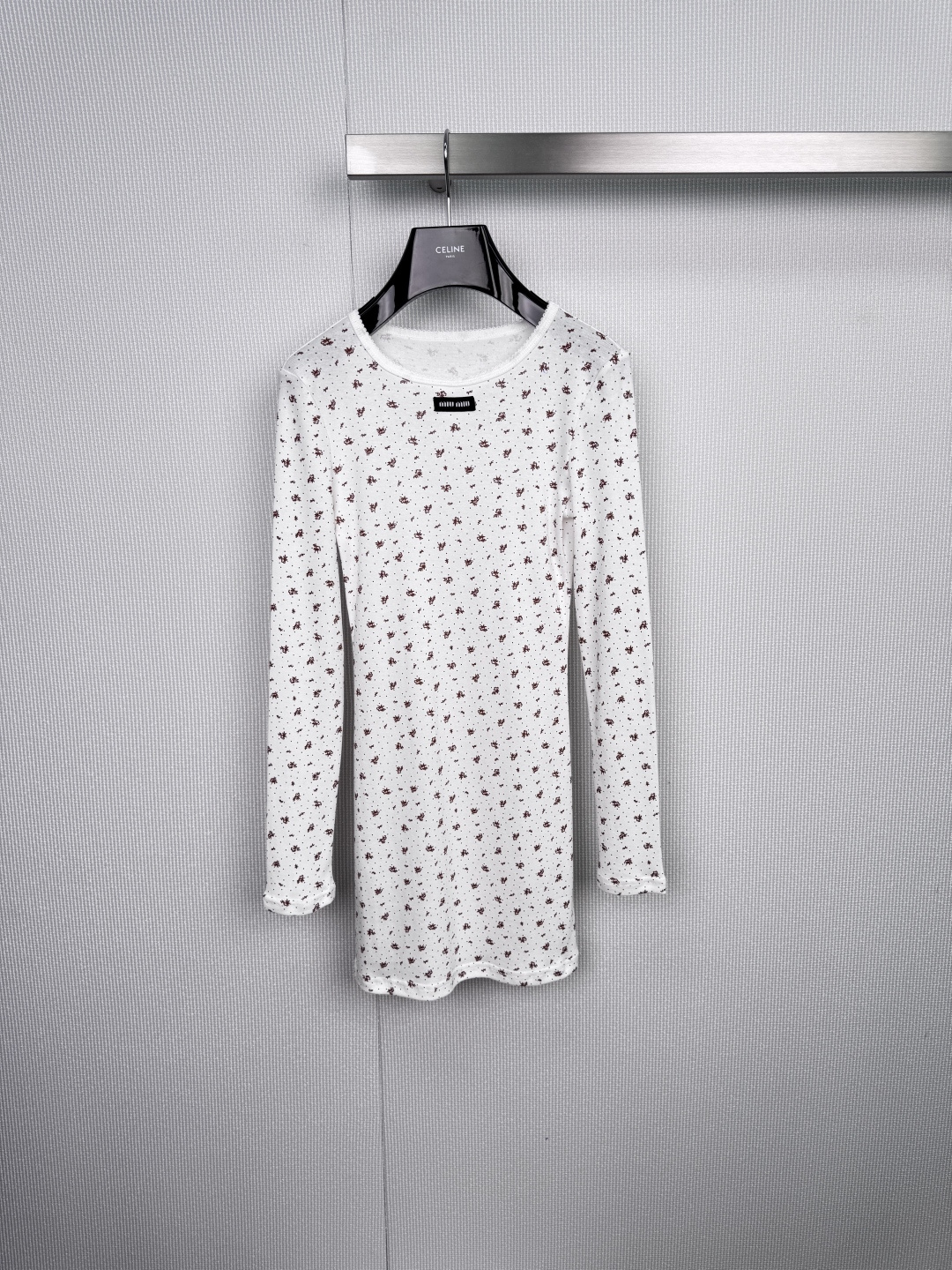 NO:578643,MiuMiu 2025 new romantic poem floral long-sleeved T-skirt, with pure white as the base, outlines the poetic prelude of light blue floral, this Miu  The Miu long-sleeved T-skirt injects a girl's romantic fantasy into a minimalist silhouette. The smooth fit is cut from the shoulder line to the hem, and outlines a soft figure while walking. The classic round neck and long-sleeved design give it a practical charm that transcends seasons. Whether it is worn alone to show a fresh temperament, or layered as an inner layer, it shows its extraordinary charm in simplicity.  For those with fashion sense, this little floral is so healing, as if it wears the whole blue sky, white clouds and garden on the body. The long-sleeved design is most suitable for the breezy weather in spring and autumn. It is gentle and soft when worn alone. The shape is awesome, it is slightly fit and leaves space, and it hides the flesh and makes you look slimmer. Make an appointment with your sisters for afternoon tea or weekend picnic. This piece is definitely a magic weapon for making movies.  Code numberSML P,,miumiu,skirts,alexander wang19860909MiuMiu2025新款浪漫诗篇碎花长袖T裙,以纯净白色作底,勾勒浅蓝碎花的诗意序章,这款Miu Miu长袖T裙,将少女的浪漫幻想注入极简轮廓,流畅的合体剪裁,自肩线至下摆一气呵成,于行走间勾勒柔美身形,经典圆领与长袖设计,赋予其超越季节的实穿魅力,无论是单穿彰显清新气质,还是作为内搭叠穿层次,皆在简约中展露不凡的时尚感知力,这小碎花也太治愈了叭,像是把整个蓝天白云和花园都穿在了身上,长袖设计最适合春秋交替的微风天气,单穿就是温柔本柔,版型超赞,微微合体又留有空间,藏肉显瘦一绝,快约上姐妹去下午茶或者周末野餐,这件绝对是出片神器. 码数SML P,,miumiu,skirts,alexander wang,Women's clothing