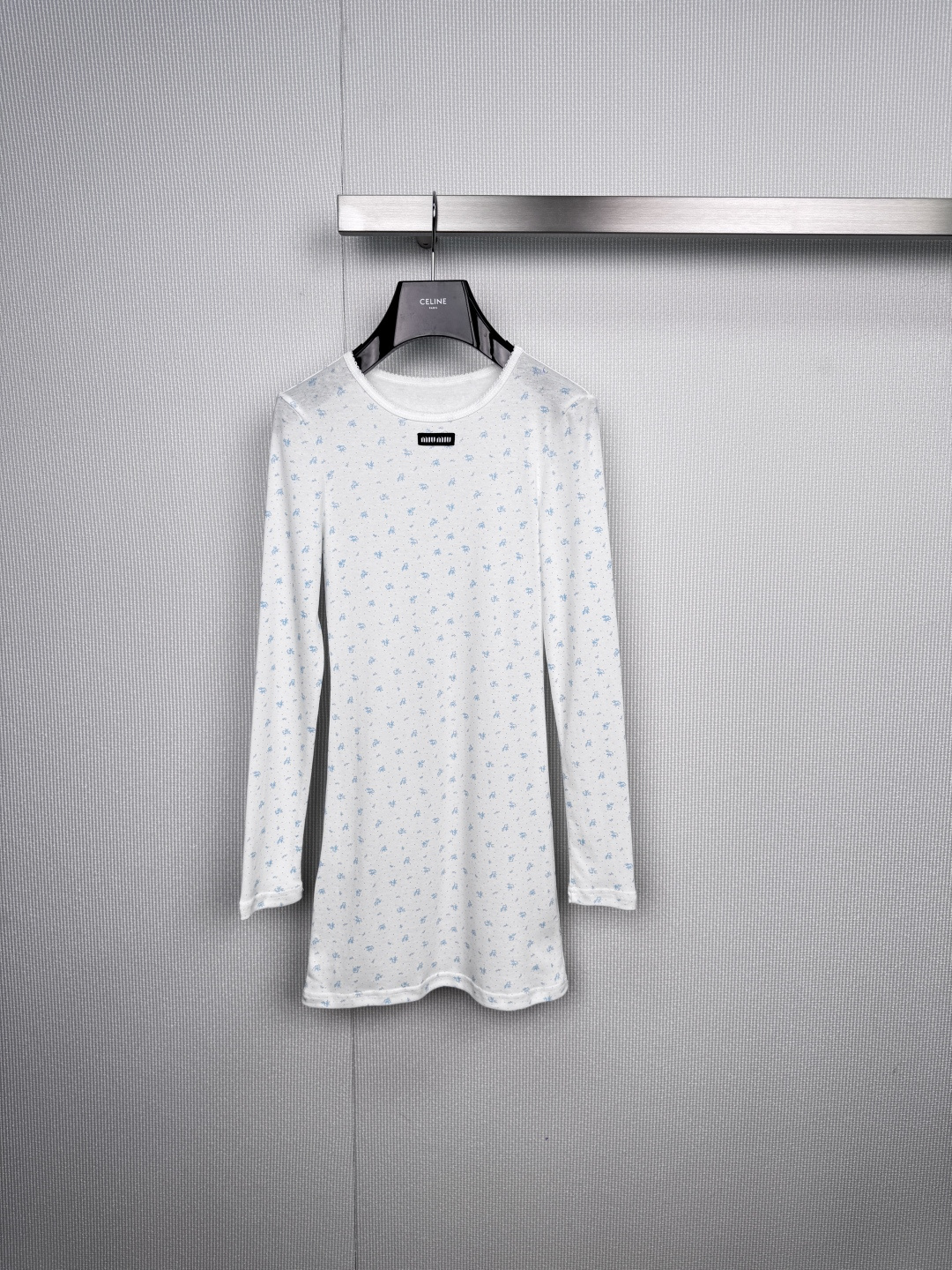 NO:578645,MiuMiu 2025 new romantic poem floral long-sleeved T-skirt, with pure white as the base, outlines the poetic prelude of light blue floral, this Miu  The Miu long-sleeved T-skirt injects a girl's romantic fantasy into a minimalist silhouette. The smooth fit is cut from the shoulder line to the hem, and outlines a soft figure while walking. The classic round neck and long-sleeved design give it a practical charm that transcends seasons. Whether it is worn alone to show a fresh temperament, or layered as an inner layer, it shows its extraordinary charm in simplicity.  For those with fashion sense, this little floral is so healing, as if it wears the whole blue sky, white clouds and garden on the body. The long-sleeved design is most suitable for the breezy weather in spring and autumn. It is gentle and soft when worn alone. The shape is awesome, it is slightly fit and leaves space, and it hides the flesh and makes you look slimmer. Make an appointment with your sisters for afternoon tea or weekend picnic. This piece is definitely a magic weapon for making movies.  Code numberSML P,,miumiu,skirts,alexander wang19860909MiuMiu2025新款浪漫诗篇碎花长袖T裙,以纯净白色作底,勾勒浅蓝碎花的诗意序章,这款Miu Miu长袖T裙,将少女的浪漫幻想注入极简轮廓,流畅的合体剪裁,自肩线至下摆一气呵成,于行走间勾勒柔美身形,经典圆领与长袖设计,赋予其超越季节的实穿魅力,无论是单穿彰显清新气质,还是作为内搭叠穿层次,皆在简约中展露不凡的时尚感知力,这小碎花也太治愈了叭,像是把整个蓝天白云和花园都穿在了身上,长袖设计最适合春秋交替的微风天气,单穿就是温柔本柔,版型超赞,微微合体又留有空间,藏肉显瘦一绝,快约上姐妹去下午茶或者周末野餐,这件绝对是出片神器. 码数SML P,,miumiu,skirts,alexander wang,Women's clothing