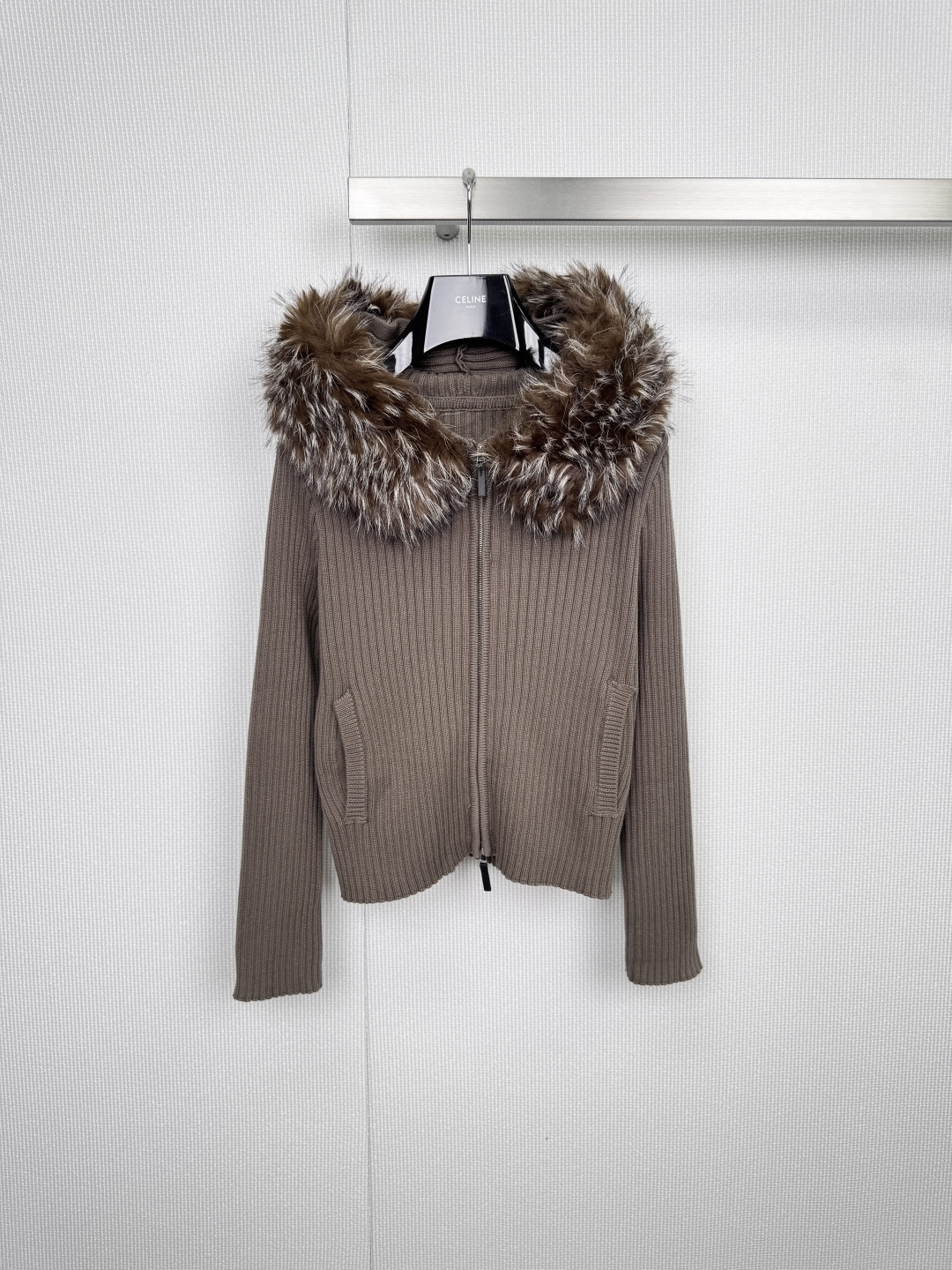 NO:578764,rarely  alike new autumn and winter fur collar zipper cardigan, a sweater that defines the 'different' warmth rule, uses light brown vertical striped knitting to outline a simple outline, and the delicate fabric gives the body a cloud-like sense of relaxation. The neckline is embellished with a natural fur collar, and the fluffy curvature instantly enhances the luxurious aura, hiding a sophisticated edge in laziness. The side zippers and practical pockets take into account both style and temperature, whether they are open or tight to keep warm.  It can be easily controlled in various occasions. The selected knitted fabrics are smooth and delicate. The vertical stripes are visually slimming. The fur collar is soft to the touch, injecting warmth and luxury into the neck. The neat zipper design can be pulled and closed to freely switch between lazy and capable styles. The three-dimensional pockets are both practical and stylish to protect the warmth in winter. Wear it with a coat when commuting, revealing the layers of fur collar embellishment. Wear it alone with jeans for leisure, interpreting the effortless sense of luxury.  Code numberSML,,jeans,sweaters,alexander wang19860909rarely alike秋冬新款毛领拉链开衫,一件毛衣,定义「与众不同」的温暖法则,以浅棕色竖条纹针织勾勒简约轮廓,细腻面料赋予身体云朵般的松弛感.领口点缀天然皮草毛领,蓬松弧度瞬间提升奢华气场,于慵懒中暗藏精致锋芒,侧边拉链与实用口袋兼顾风度与温度,无论敞开率性还是束紧保暖,皆能轻松驾驭多种场合,精选针织面料,垂顺细腻,竖条纹视觉修身,皮草毛领触感柔软,为颈部注入暖意与高级感,利落拉链设计,一拉一合,自由切换慵懒与干练风格,立体口袋实用性与造型感并存,守护冬日暖意,通勤时外搭大衣,露出毛领点缀层次；休闲时单穿配牛仔裤,诠释不费力的高级感. 码数SML,,jeans,sweaters,alexander wang,Women's clothing