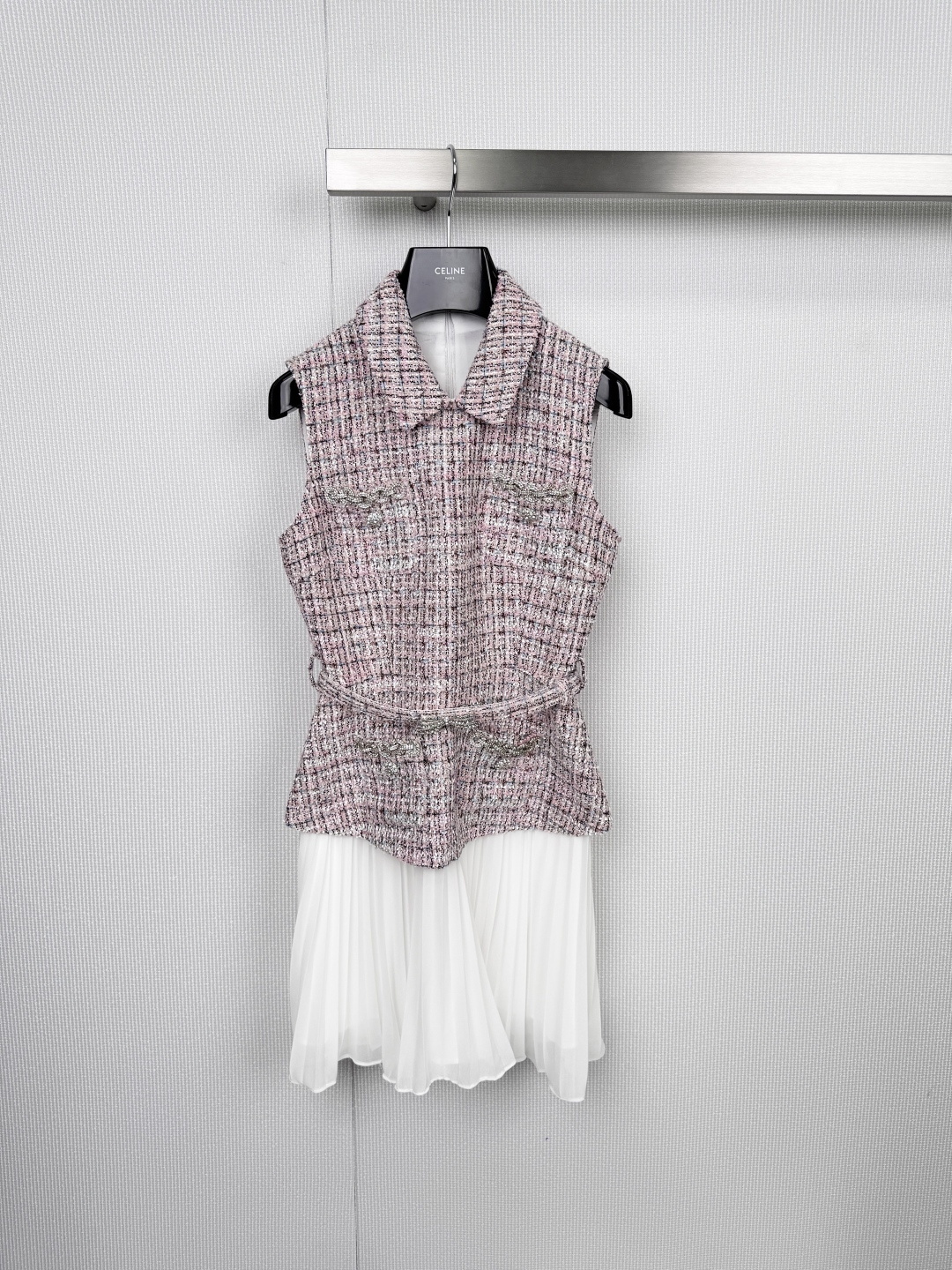 NO:578927,Self-Portrait's tweed dress cleverly balances retro elegance and girly romance, creating a unique modern lady style. The top part is presented in the style of a sleeveless vest. The tweed fabric with intertwined pink and purple tones has a high-end texture and rich texture. The exquisite doll collar adds a touch of sweetness. It is decorated with unique buttons and belts to show the design ingenuity in the details. The hem is patchwork  Followed by a pure white pleated skirt, the light pleats sway with the steps, instantly breaking the sense of heaviness and injecting a fresh and agile atmosphere. The overall silhouette is smooth, retaining the elegance of tweed, and adding vitality through the pleated design. Whether worn with high heels for semi-formal occasions, or with sneakers to create a mixed style, this dress can easily become the focus of the style, interpreting a fashionable attitude that combines strength and softness.  Size SML,,high heels,sneakers,skirts,alexander wang19860909Self-Portrait这款粗花呢连衣裙,将复古优雅与少女浪漫巧妙平衡,演绎出独树一帜的现代名媛风范,上衣部分以无袖马甲样式呈现,粉紫色调交织的粗花呢面料质感高级,肌理丰富,精致的娃娃领增添一丝甜美气息,配合别致的纽扣与腰带装饰,于细节处彰显设计巧思,下摆拼接纯白色百褶裙,轻盈的褶皱随着步伐摇曳生姿,瞬间打破厚重感,注入清新灵动的气息.整体廓形流畅,既保留了粗花呢的优雅气质,又通过百褶设计增添活力,无论是搭配高跟鞋出席半正式场合,还是搭配运动鞋打造混搭风格,这款连衣裙都能轻松成为造型焦点,诠释刚柔并济的时尚态度. 码数SML,,high heels,sneakers,skirts,alexander wang,Women's clothing