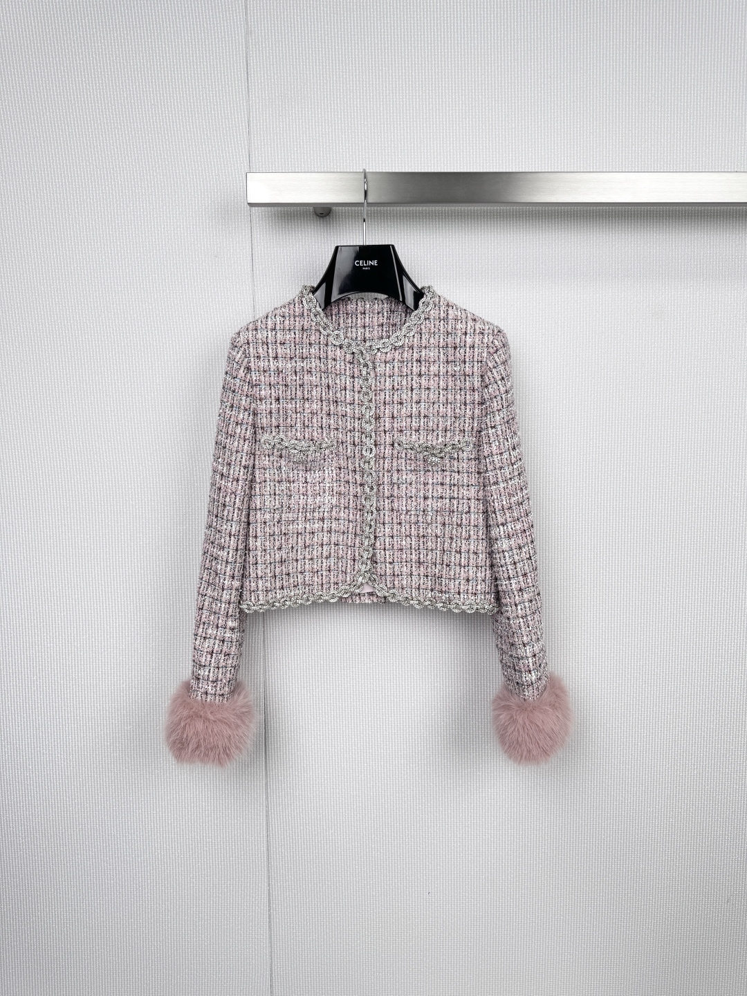 NO:578934,Self-Portrait  Encounter the romantic pink tweed jacket and skirt suit, interpreting the sweet and cool modern lady style. When classic tweed meets the girl's heart, Self-Portrait uses its iconic design language to create this suit that is both elegant and interesting. It is not only a quality choice for the wardrobe, but also a fashion statement that highlights individual aesthetics. The silhouette is both strong and soft, and the short jacket is neat and stylish. Precision tailoring outlines a tall and straight figure. It can be worn underneath  The same series of skirts, while continuing the overall feel, create soft lines through A-line or straight skirt shapes, perfectly balancing strength and femininity. The fluffy pink plush embellished at the cuffs is the soul of the entire design, injecting a smart and sweet atmosphere into the classic tweed fabric, instantly breaking the dullness. The chain decoration on the jacket complements the metal buttons, adding just the right amount of coolness and luxury details, enhancing the overall texture.  The suit is made of the same piece of soft pink tweed fabric, with rich texture and high-end tones. It saves you the trouble of matching and can easily wear it with a high-end feel. The complete suit can be worn as a complete suit. It is an excellent choice for attending semi-formal occasions such as weddings, afternoon teas, parties, etc. It shows the elegant style of a lady and can be split to unlock the style.  The jacket can be worn with a simple white T-shirt and jeans to create a casual and fashionable mix; the skirt can also be paired with a sweater or shirt to create a sophisticated look for different occasions. With its unique creative details, this Self-Portrait suit integrates romantic fantasy into modern clothing, helping you to bloom confidently in any occasion and become the focus that cannot be ignored. Size SML Outerwear,,skirts,jeans,jackets & coats,shirts,tees,t-shirt,alexander wang19860909Self-Portrait 邂逅浪漫粉色粗花呢外套半裙套装,演绎甜酷交织的现代名媛风,当经典粗花呢遇见少女心,Self-Portrait以其标志性的设计语言,打造出这套兼具优雅与趣味的套装,它不仅是衣橱里的品质之选,更是彰显个性审美的时尚宣言,刚柔并济的廓形,短款外套利落有型,精准剪裁勾勒出挺拔身姿,下搭同系列半裙,延续整体感的同时,通过A字或直筒的裙形塑造出柔美线条,完美平衡力量感与女性气质,袖口处点缀的蓬松粉色毛绒是整套设计的灵魂所在,为经典的粗花呢面料注入一抹灵动甜美的气息,瞬间打破沉闷,外套上的链条装饰与金属纽扣相得益彰,增添了几分恰到好处的酷感与奢华细节,提升整体质感, 套装采用同一块柔和粉色粗花呢面料,肌理丰富,色调高级,省去搭配烦恼,轻松穿出高级感,完整套装出席 作为完整的套装穿着,是参加婚礼、下午茶、派对等半正式场合的绝佳选择,尽显优雅名媛风范,拆分解锁风格 外套可内搭简约白T恤与牛仔裤,混搭出休闲时髦感；半裙亦可搭配针织衫或衬衫,打造不同场合的精致造型,这套Self-Portrait套装以其独特的创意细节,将浪漫幻想融入现代着装之中,助您在任何场合都自信绽放,成为不容忽视的焦点. 码数SML 外,,skirts,jeans,jackets & coats,shirts,tees，t-shirt,alexander wang,Women's clothing