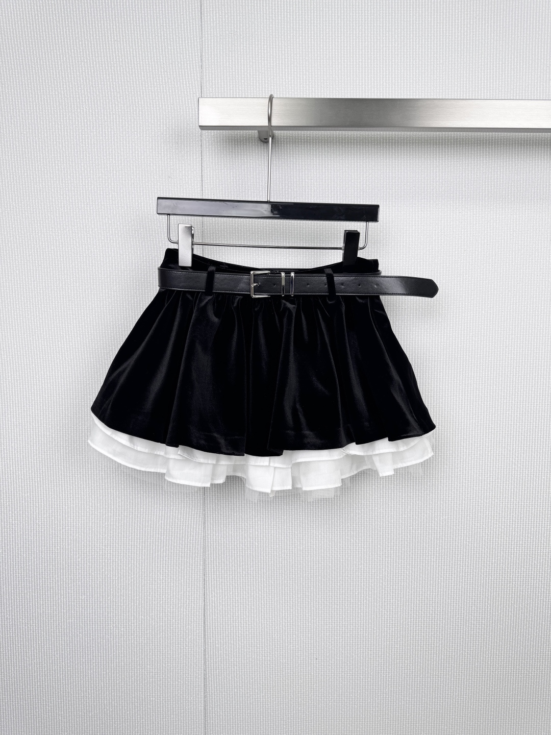 NO:578947,JORYA's sweet and cool velvet suit meets retro modern romance. Using deep black velvet as the canvas, it depicts the elegant rebelliousness of modern girls. JORYA's new suit injects retro genes into contemporary aesthetics. It is a short velvet jacket with micro-puff sleeves to outline the shoulder lines. The white lace ruffles bloom gracefully at the collar and are embellished with two exquisite buttons. Authentic seals can be seen in the details, short tailoring.  Quietly optimize the body proportions, high-waisted velvet skirt, wide leather belt to reshape the golden waistline, the skirt is layered with white gauze suddenly pouring out, the collision of black and white, the interweaving of femininity and unruly, swaying with every step, velvet  The tulle splicing adds flexibility. Whether it is an elegant appearance on an important occasion or the focus of a party, this 'sweet, cool and dark' shirt allows you to bring your own advanced filter in the crowd. Size SML,,skirts,jackets & coats,gold,alexander wang19860909JORYA甜酷天鹅绒套装,邂逅复古摩登浪漫x以深邃黑丝绒为画布,描摹现代少女的优雅叛逆,JORYA全新套装,将复古基因注入当代美学,短款丝绒外套,微泡泡袖勾勒肩部线条,领口白色蕾丝荷叶边翩然绽放,两颗精致纽扣点缀 细节处见真章,短款剪裁 悄然优化身材比例,高腰丝绒半裙,宽版皮质腰带重塑黄金腰线,裙摆层叠白纱突然倾泻,黑与白的碰撞 柔美与不羁的交织,每一步都摇曳生姿,天鹅绒x蕾丝x薄纱 三重材质对话,短上衣+高腰裙 打造三七分完美比例,黑白撞色打破沉闷 薄纱拼接增添灵动,无论是重要场合的优雅亮相,还是派对聚会的焦点担当,这套「甜酷暗黑系」战袍让你在人群中自带高级滤镜. 码数SML,,skirts,jackets & coats,gold,alexander wang,Women's clothing