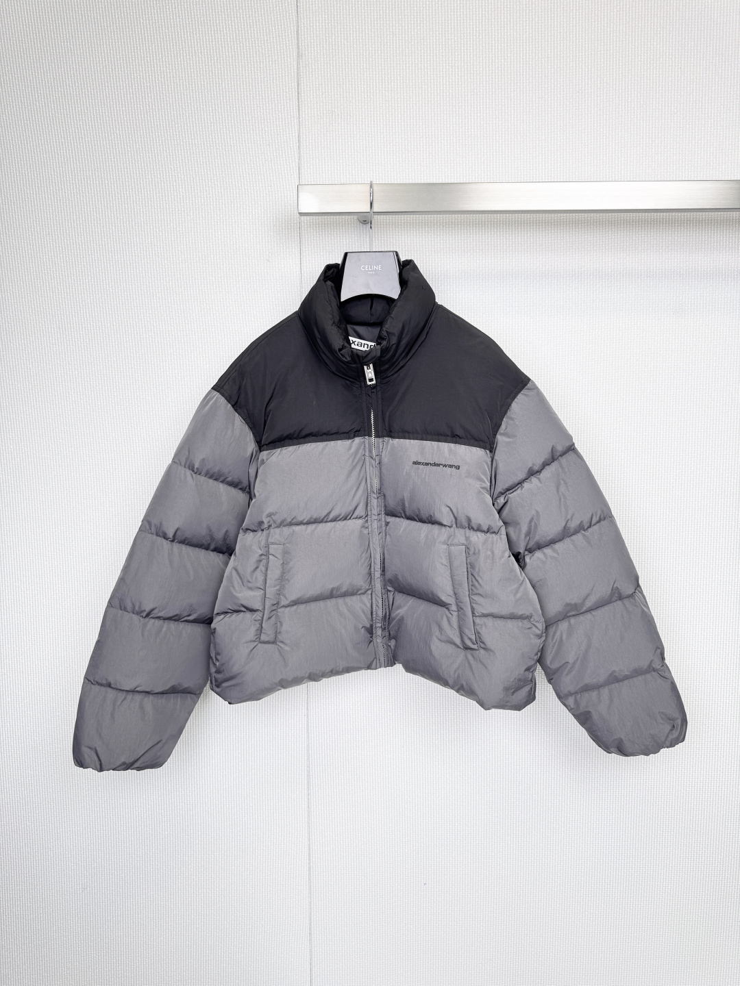 NO:579210,Alexander Wang 2025 black and white spliced down jacket with dust bag, this down jacket adopts black and white splicing design, simple and layered, short and neat cut, stand-up collar + zipper are very practical! High-quality down filling, perfect warmth retention, very suitable for autumn and winter, contrasting color design is fashionable and versatile, can be easily worn for commuting and leisure, it is also suitable for couples, the brand's consistent urban modern style, practical and fashionable, a must-have item for winter wardrobe. Size SML,,down  jacket,alexander wang19860909配防尘袋Alexander Wang2025黑白拼接羽绒服,这款羽绒服采用黑白拼接设计,简约又有层次感,短款剪裁利落,立领+拉链超实用!高品质羽绒填充,保暖力满分,秋冬穿超合适,撞色设计时髦百搭,通勤休闲都能轻松驾驭,情侣装也很可,品牌一贯的都市摩登风,实用又时尚,冬季衣橱必备单品. 码数SML,,down jacket,alexander wang,Women's clothing