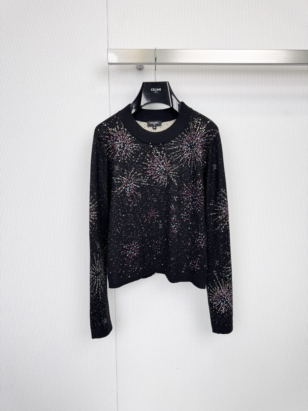 NO:579332,CHANEL Chanel's new 2025 autumn and winter firework party sweater, wear the bright night on your body, who says elegance can't be fun?  This CHANEL sweater has a deep black base and is decorated with colorful and scattered fireworks patterns, as if it freezes the gorgeous fireworks in the Paris night sky. Every splash of color is a narrative of freedom and romance. The cut is relaxed and moderate, and it can be worn alone or layered to show layers. Whether it is worn with jeans to go out easily or with a skirt to create an elegant occasion, one piece can light up the whole body and let Chanel's creative spirit bloom in daily life.  Code number SML,,chanel,chanel,skirts,jeans,alexander wang19860909CHANEL香奈儿2025秋冬新款烟花派对针织衫,把璀璨夜色穿在身上,谁说优雅不能有趣？这件CHANEL针织衫以深邃黑为底,缀满缤纷错落的烟花图案,仿佛将巴黎夜空的绚烂烟火定格于身,每一处色彩泼洒都是自由与浪漫的叙事,版型剪裁松弛有度,单穿或叠搭皆显层次,无论是搭配牛仔裤轻松出街,还是与半裙共筑优雅场合,一件即能点亮全身氛围,让香奈儿的创意精神在日常中绽放. 码数SML,,chanel,chanel,skirts,jeans,alexander wang,Women's clothing