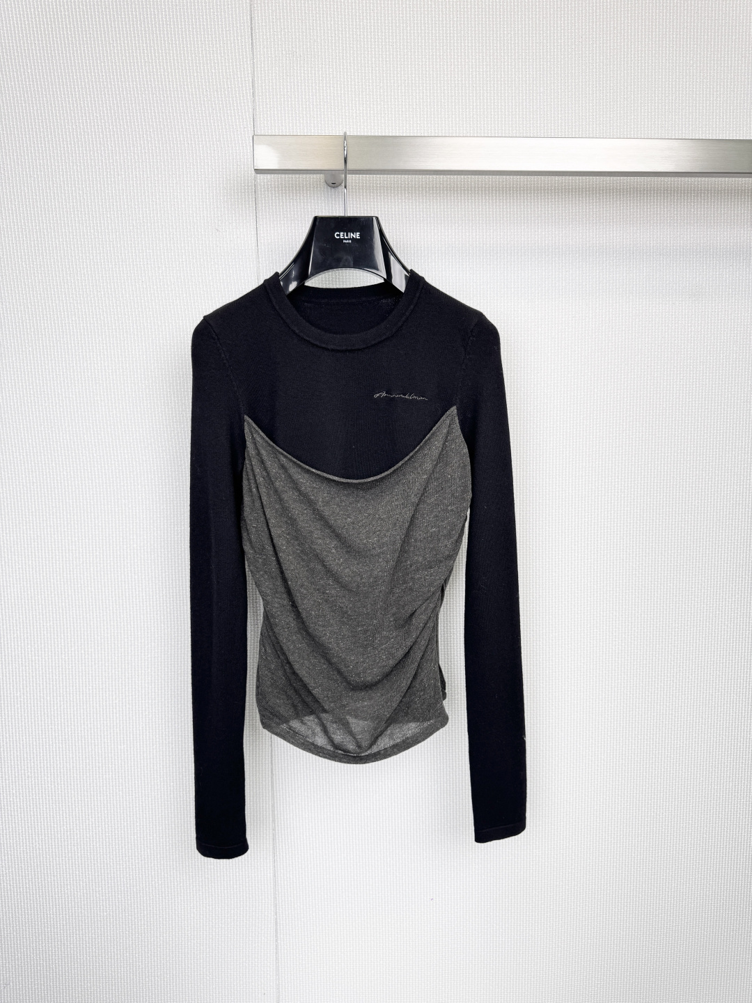 NO:579340,AVVENN 2025 new autumn style fake two-piece slim fit T-shirt with contrasting colors, deconstructive aesthetics, one piece to create a sense of layering, bid farewell to monotonous layering, and achieve the advanced 'fake two-piece' art with exquisite tailoring. The classic collision of gray and black outlines a neat yet soft body contour. The smart pleats on the chest are a perfect match  It absorbs the undulating subtle curves and creates rich three-dimensional layers in simplicity. The one-piece tailoring eliminates the worry of matching and easily creates an effortless sense of fashion. The three-dimensional pleating process cleverly modifies the body shape and becomes the focus of the overall vision, highlighting extraordinary taste. The slim fit accurately outlines elegant curves and shows a confident posture. Size SML  P,,tees,t-shirt,alexander wang19860909AVVENN2025秋季新款假两件撞色抽褶修身T恤,解构主义美学,一件穿出层次感,告别单调叠穿,以精湛剪裁实现高级的「假两件」艺术,灰与黑的经典碰撞,勾勒出利落又不失柔和的身体轮廓,胸前的灵动抽褶,是随呼吸起伏的微妙曲线,于简约中塑造丰富的立体层次,一体剪裁,免除搭配烦恼,轻松塑造不费力的时髦感,立体抽褶工艺,巧妙修饰身形,成为整体视觉的焦点,彰显非凡品味,修身版型精准勾勒优雅曲线,展现自信体态.码数SML P,,tees，t-shirt,alexander wang,Women's clothing