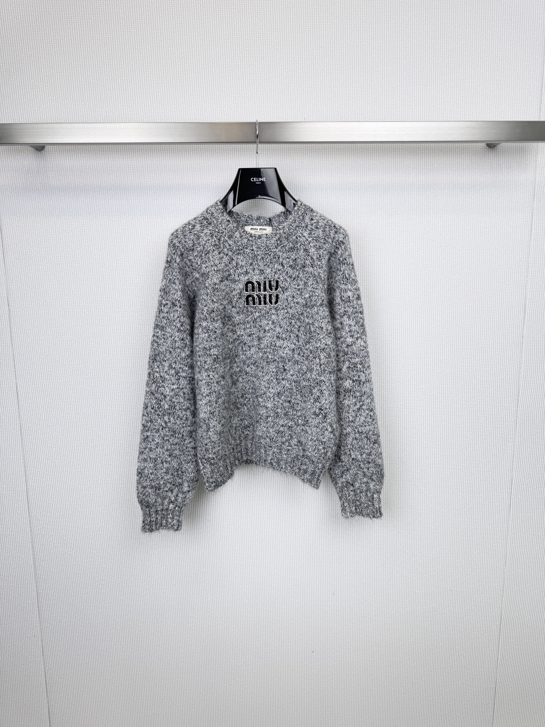 NO:586572,MIUMIU floral yarn sweater in three colors, each piece is a gentle love letter written on the body, sisters!  This set of MIUMIU sweaters is too girly. The three colors are all Morandi colors that are not picky about skin color. They are full of high-end. The haze blue is cool and white, giving it the feeling of a wealthy woman who cannot live in the world. The coral pink has just the right sweetness, like biting into a peach, gentle and energetic. The light gray shimmers perfectly. It looks elegant gray from a distance, but has a delicate pearlescent look up close. It is definitely a C-level party date. The focus is on the material!  The soft and fufu wool makes the upper body feel like being wrapped in clouds, and is skin-friendly without being pricked. The MIUMIU Logo on the chest of the same color is woven with jacquard, which is low-key and delicate. This is the hidden nobility. Pair it with a skirt or jeans, and you can easily achieve a sweet and cool girly look. It’s hard to choose among the three colors, so I’ll go ahead and respect it!  Code number SML,,miumiu,skirts,jeans,sweaters,alexander wang19860909MIUMIU花纱毛衣三色,每一件都是写在身上的温柔情书,姐妹们！这组MIUMIU毛衣也太戳少女心了吧,三个颜色都是不挑肤色的莫兰迪色系,高级感拉满, 雾霾蓝清冷又显白,是那种不食人间烟火的富家千金感,珊瑚粉甜度刚刚好,像咬了一口水蜜桃,温柔又元气,浅灰细闪心机满分,远看是气质灰,近看有细腻珠光,派对约会绝对C位,重点是材质！软fufu的羊毛,上身像被云朵包裹,亲肤不扎,胸前的同色系MIUMIU Logo是提花织上去的,低调又精致,这才是隐藏的贵气,一套搭配半裙或牛仔裤,轻松拿捏甜酷少女感,三色难以抉择,我先冲为敬！码数SML,,miumiu,skirts,jeans,sweaters,alexander wang,Women's clothing