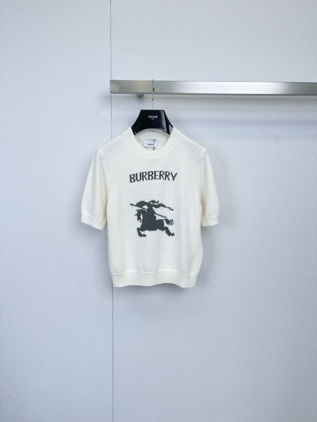 NO:579497,BURBERRY Burberry knitted short-sleeve, classic knight, elegant and easy to carry, available in off-white and light blue, simple round neck design to easily control daily wear, iconic 'BURBERRY' letter + knight logo on the front, low-key interpretation of British genes, delicate knitted fabric is soft and skin-friendly, breathable texture suitable for various spring and summer scenes, two fresh tones, easy to switch between commuting and casual styles, classic Logo gives the basic style an extraordinary texture. Size SML  P,,burberry,burberry,T-shirt,alexander wang19860909BURBERRY巴宝莉针织短袖,经典骑士 优雅随行,米白与淡蓝双色可选,简约圆领设计轻松驾驭日常穿搭,正面标志性「BURBERRY」字母+骑士徽标,低调演绎英伦基因,细腻针织面料柔软亲肤,透气质感适配春夏多场景,两种清新色调,轻松切换通勤与休闲风格,经典Logo赋予基础款不凡质感. 码数SML P,,burberry,burberry,T-shirt,alexander wang,Women's clothing