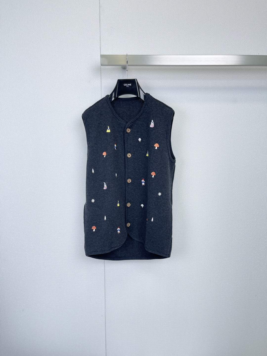 NO:586586,Aubruno embroidered vest, Wandering in Wonderland  Renaissance, dark gray background like a vintage canvas, dense embroidery of childlike mushrooms, fantasy villains, and blooming flowers, interpreting CELINE's new romantic aesthetics, sleeveless tailoring, neat and tolerant, palm-colored buttons embellish the placket, slightly open design inadvertently outlines a lazy sense of layering, wool blended cotton is crisp and stylish, and the complex embroidery is delicate  Outlined by the stitching, the color is rich but balanced on the gray tone base. It can be worn alone or layered to create an atmosphere - wear a white shirt underneath to evoke a literary and academic style, or wear it over a suit to add a finishing touch to a dark suit. A fashion that tells a story, allowing fairy tale genes to sneak into daily wear, and every move and every move becomes a mobile art museum. Size SML, brunello  cucinelli,celine,shirts,business suit,alexander wang19860909Aubruno刺绣马甲,奇境漫游 文艺复新,深灰底色如复古画布,童趣蘑菇、奇幻小人、绽放花朵密布刺绣,演绎CELINE新浪漫主义美学,无袖剪裁利落包容,棕榈色纽扣点缀门襟,微敞设计不经意勾勒慵懒层次感,羊毛混纺棉质挺括有型,繁复刺绣以细腻针脚勾勒,色彩浓郁却平衡于灰调基底,单穿叠搭皆可造境——内搭白衬衫唤醒文艺学院风,或披于西装外点睛暗色套装,一件会讲故事的时装,让童话基因潜入日常穿搭,举手投足皆成移动艺术馆.码数SML,,brunello cucinelli,celine,shirts,business suit,alexander wang,Women's clothing