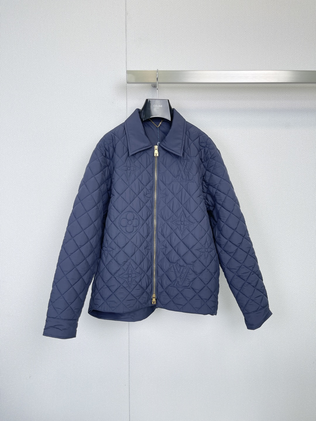 NO:587296,Timeless style, encounter LV's classic diamond pattern women's jacket, which interprets luxury in a low-key manner. This women's jacket is undoubtedly a treasured piece of wardrobe. It follows Louis Vuitton's iconic diamond pattern quilting process, and every quilting line is precise.  It is neat and creates a three-dimensional texture. On the dark blue background, the looming Monogram presbyopia pattern tells the brand's profound heritage. The details show the craftsmanship and the outstanding texture of the fabric has a soft luster.  It ensures comfortable wearing and a crisp fit; the gold customized zipper running through the front and back is not only a functional accessory, but also a luxurious decoration that complements the deep blue. Its simple and elegant tailoring can be easily matched with various types of inner wear, whether it is paired with a simple white sweater and jeans, or an elegant dress, it can instantly enhance the overall look of the high-end, perfectly suitable for various occasions, and show your extraordinary fashion taste.,,louis  vuitton,louis vuitton,skirts,jeans,jackets & coats,alexander wang19860909隽永风格,邂逅LV经典菱格纹女士外套,于低调中诠释奢华,这件女士外套无疑是衣橱的珍藏之作,它沿袭了路易威登标志性的菱格纹绗缝工艺,每一道绗线都精准利落,构筑出立体的肌理感,深蓝底色之上,若隐若现的Monogram老花图案,诉说着品牌深厚的底蕴,细节之处,尽显匠心质感出众的面料泛着柔和光泽,确保穿着舒适与挺括版型并存；贯穿前后的金色定制拉链,不仅是功能性配件,更是点睛之笔的奢华装饰,与深邃蓝色交相辉映,其简约而优雅的剪裁,能轻松搭配各类内搭,无论是搭配简约的白色针织衫与牛仔裤,或是内搭优雅连衣裙,皆能瞬间提升整体造型的高级感,完美适配多种场合,彰显您不凡的时尚品味.,,louis vuitton,louis vuitton,skirts,jeans,jackets & coats,alexander wang,Women's clothing