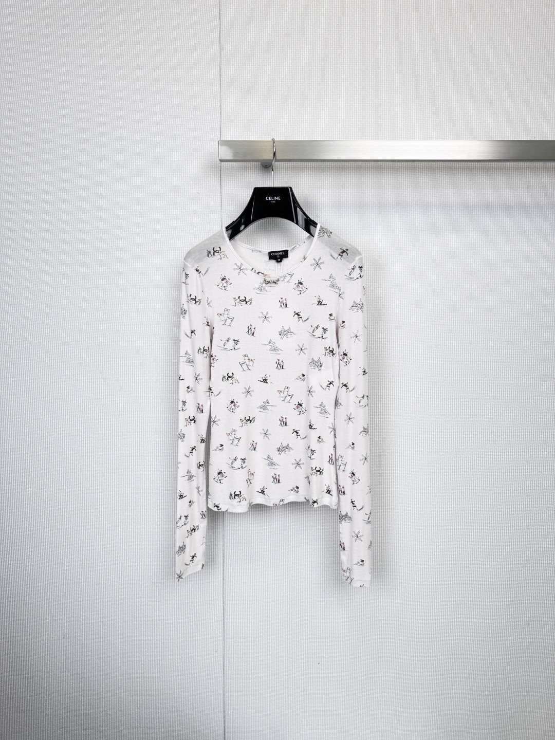 NO:587263,Wear art on your body - Chanel black and white narrative print crew neck bottoming shirt. This is not only a bottoming shirt, but also a moving black and white painting. On the body, the patterns of characters and stars are cleverly deconstructed, using modern brushstrokes to interpret Chanel's avant-garde artistic language. The classic crew neck design becomes the perfect canvas to display this artwork. Whether paired with simple suit pants or straightforward jeans, it itself is the focus of the overall look, silently explaining what high-end fun is.  Size SML,,chanel,chanel,jeans,business suit,alexander wang19860909将艺术穿在身上——Chanel黑白叙事印花圆领打底衫,这不仅是件打底衫,更是一幅移动的黑白画作,衣身之上,人物与星星的图案被巧妙解构,以摩登笔触演绎香奈儿的前卫艺术语言,经典圆领设计,成为展示这幅艺术品的完美画布,无论搭配简约的西装裤还是率性的牛仔裤,其本身即是整体造型的焦点,无声诠释着何谓高级的趣味. 码数SML,,chanel,chanel,jeans,business suit,alexander wang,Women's clothing