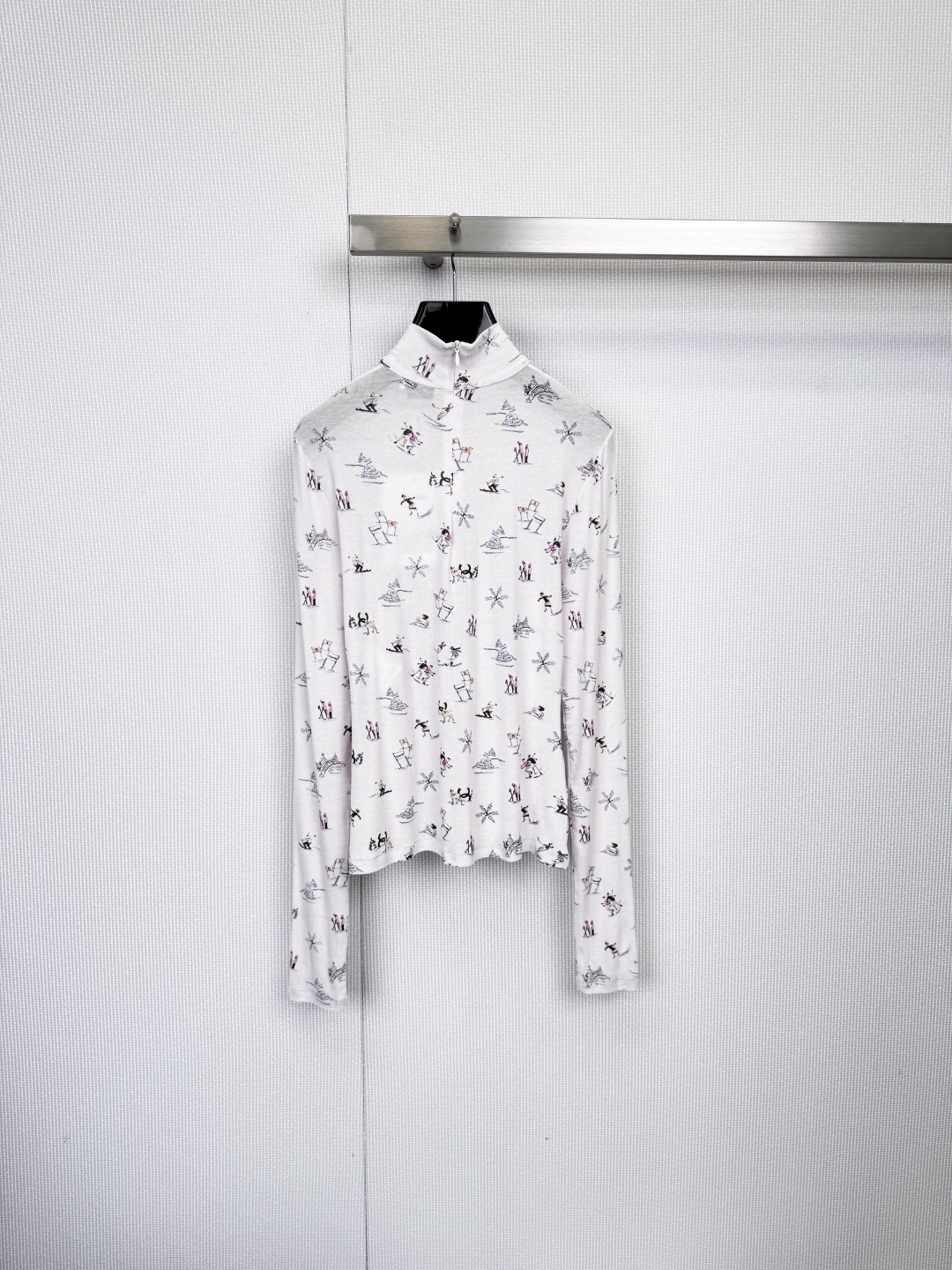 NO:587275,Wear art on your body - Chanel black and white narrative print turtleneck bottoming shirt. This is not only a bottoming shirt, but also a moving black and white painting. On the shirt, the patterns of characters and stars are cleverly deconstructed, using modern brushstrokes to interpret Chanel's avant-garde artistic language. The classic turtleneck design becomes the perfect canvas to display this work of art. Whether paired with simple suit pants or straightforward jeans, it itself is the focus of the overall look, silently explaining what high-end fun is. Size SML  P,,chanel,chanel,jeans,business suit,alexander wang19860909将艺术穿在身上——Chanel黑白叙事印花高领打底衫,这不仅是件打底衫,更是一幅移动的黑白画作,衣身之上,人物与星星的图案被巧妙解构,以摩登笔触演绎香奈儿的前卫艺术语言,经典高领设计,成为展示这幅艺术品的完美画布,无论搭配简约的西装裤还是率性的牛仔裤,其本身即是整体造型的焦点,无声诠释着何谓高级的趣味. 码数SML P,,chanel,chanel,jeans,business suit,alexander wang,Women's clothing