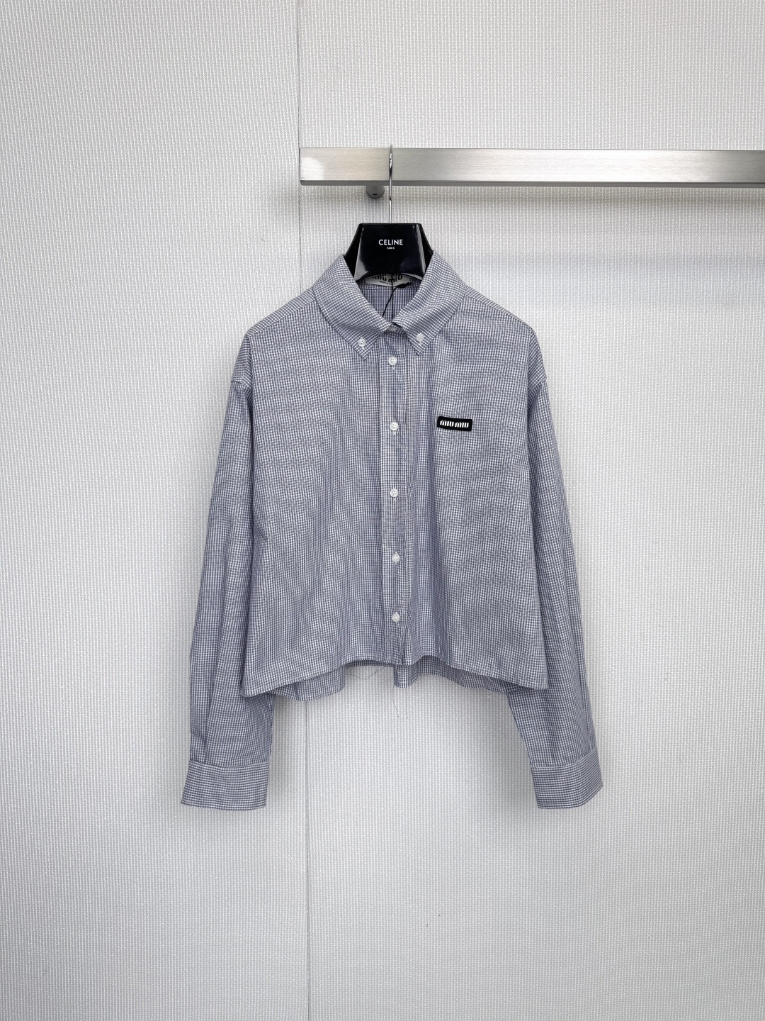 NO:589546,MIUMIU2025 short plaid deconstructed striped shirt explores new ideas in classics. This season’s main focus is short shirts. It selects light blue and gray pinstripe fabrics and reshapes the silhouette aesthetics of the shirt with neat lapels and unique irregular hem cuts. Left  The black leather brand label on the chest becomes the finishing touch, low-key interpreting the brand identity. The short front and long back hem design not only optimizes the body proportions, but also adds dynamic beauty when walking. Paired with high-waisted bottoms, it instantly shows a modern style that is both capable and smart.  Size SML,,miumiu,shirts,alexander wang19860909MIUMIU2025短款格纹解构主义条纹衬衫,于经典中探寻新意,本季主打短款衬衫,甄选浅蓝灰细条纹面料,以利落的翻领与别致的不规则下摆剪裁,重塑衬衫的轮廓美学,左胸处的黑色品牌皮标,成为点睛之笔,低调诠释品牌身份,前短后长的下摆设计,不仅优化身材比例,更在行走间增添动态美感,搭配高腰下装,即刻展现干练与灵动并存的现代型格. 码数SML,,miumiu,shirts,alexander wang,Women's clothing