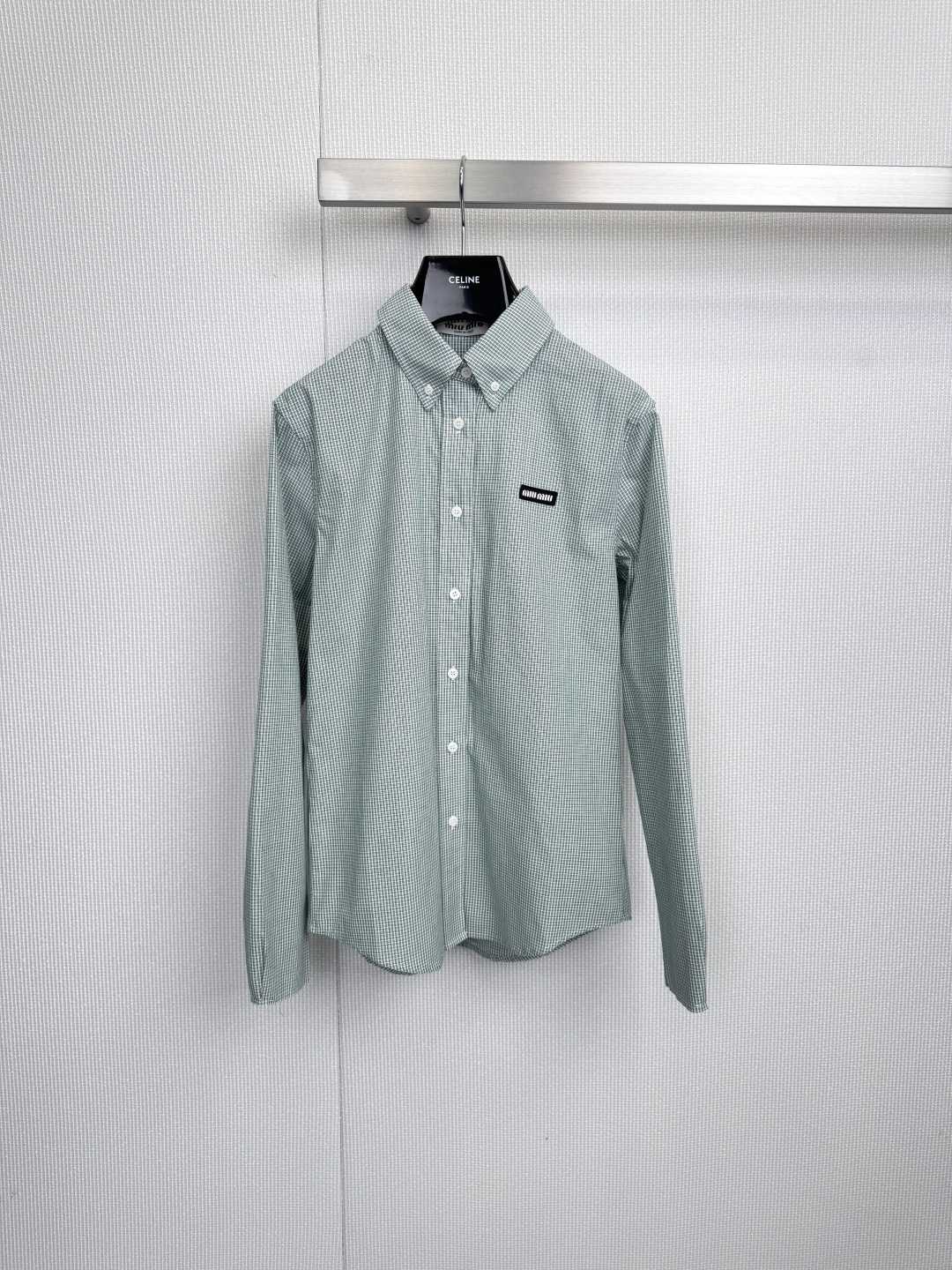 NO:589551,Wearing spring on your body, a Miumiu shirt gives you a retro atmosphere. I love the color of this shirt so much. It is a very high-end retro green plaid, which is fresh and noble. The box-shaped cut is neat and slimming. When paired with high-waisted jeans or a white skirt, you will instantly feel like a girl from an old movie.  , lazy and delicate, whether it is fastened with all the buttons smartly, or unbuttoned with two buttons casually, it can bring different surprises. It is a piece of clothing that can brighten up all the basic styles in the wardrobe. Size SML, miumiu, skirts, shirts, alexander  wang19860909把春天穿在身上,一件Miumiu衬衫给的复古氛围感,太爱这件衬衫的调色了,是那种非常高级的复古绿格纹,清新又显贵气,箱型剪裁利落显瘦,搭配高腰牛仔或白色半身裙,瞬间就有了一种老电影里的少女感,慵懒又精致,无论是系上所有纽扣的乖巧,还是解开两颗随性,都能带来不一样的惊喜,是衣橱里一件可以点亮所有基础款的存在.码数SML,,miumiu,skirts,shirts,alexander wang,Women's clothing
