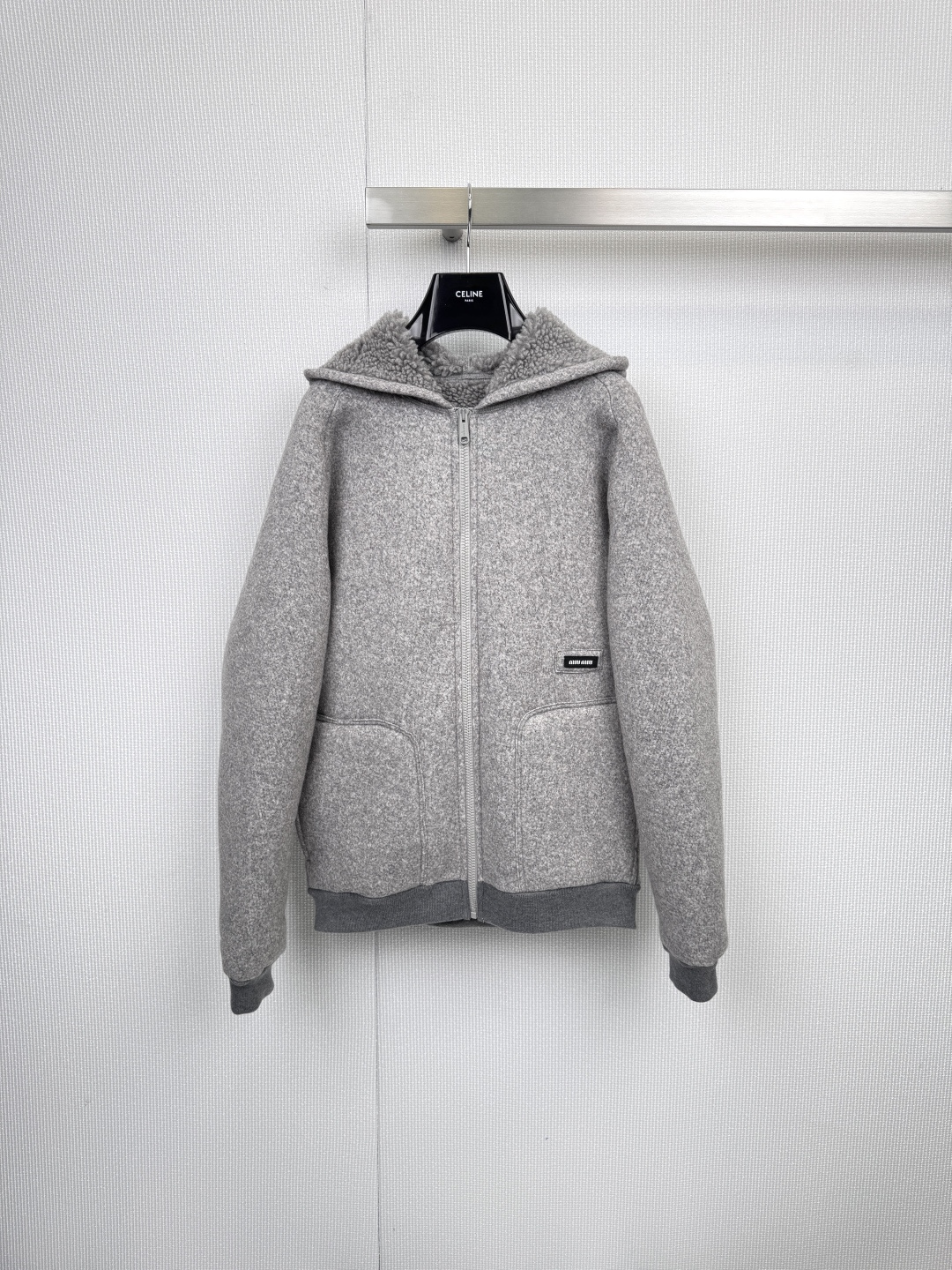 NO:589563,MiuMiu's 2025 new short plaid shirt is so easy to wear. I was immediately attracted by this classic khaki x white plaid pattern at a glance. The tone is super gentle and advanced, and it doesn't matter skin color at all. Even sisters with yellow skin can easily wear it. The short design is really good news for little people, and can be worn casually.  A pair of high-waisted pants or skirts instantly elongates the leg lines. The proportions are amazing. The black brand logo on the left chest is cool and delicate, with full details. Whether you are commuting or dating, you can easily achieve that effortless sense of fashion. This piece is definitely a versatile piece that can be worn again and again in the wardrobe!  Size SML,,miumiu,skirts,shirts,alexander wang19860909MiuMiu2025新款短款格纹衬衫,这也太好穿了吧,一眼就被这个卡其x白色的经典格纹锁定了,色调超级温柔高级,完全不挑肤色,黄皮姐妹也能轻松驾驭,短款设计真的是小个子福音,随便搭一条高腰裤或半身裙,瞬间拉长腿部线条,比例好到爆,左胸的黑色品牌标识又酷又精致,细节满分,无论是通勤还是约会,都能轻松拿捏那种毫不费力的时髦感,这件绝对是衣橱里穿了又穿的百搭王牌！ 码数SML,,miumiu,skirts,shirts,alexander wang,Women's clothing